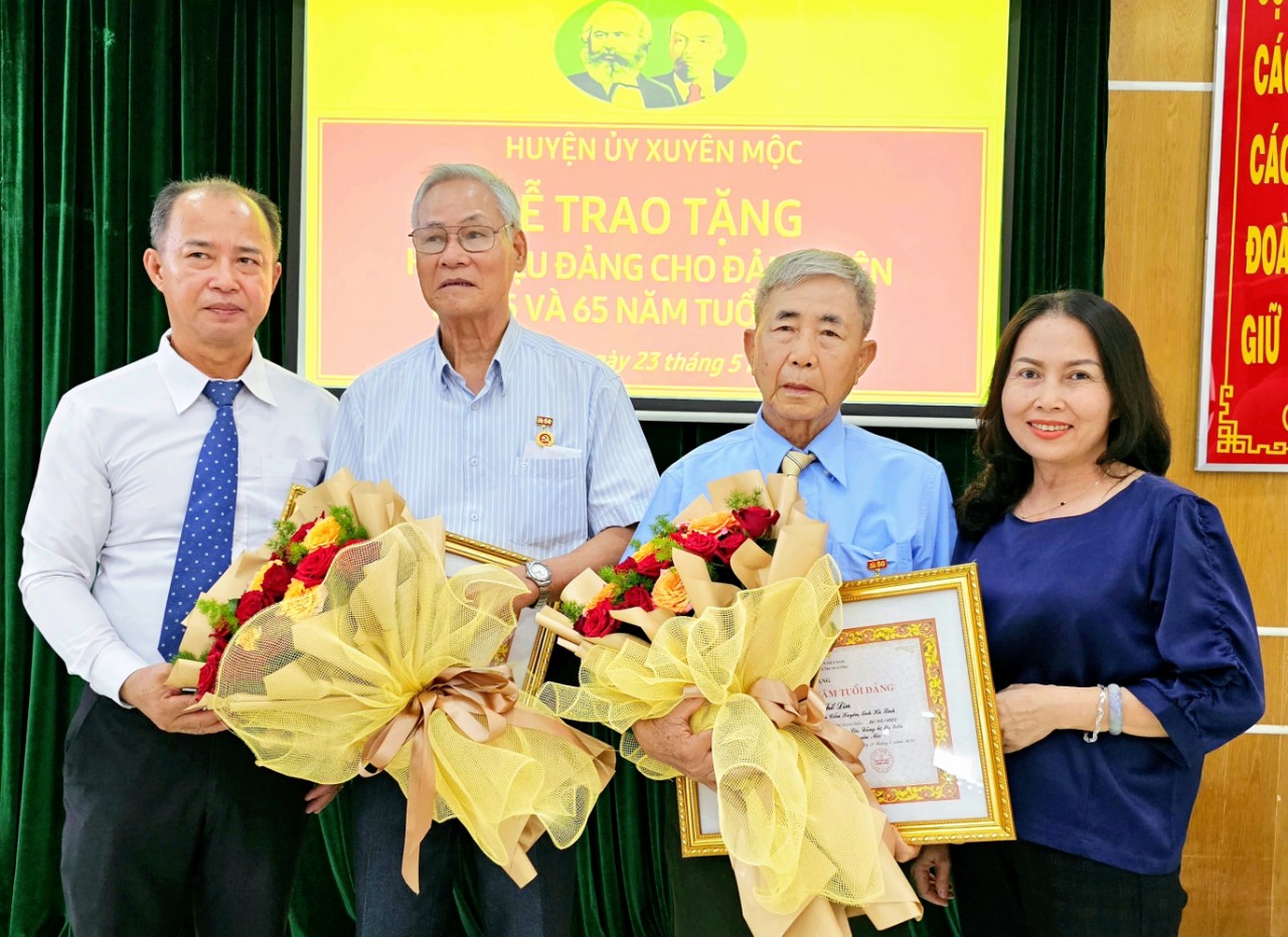 Huyện ủy Xuyên Mộc trao huy hiệu Đảng cho đảng viên trên địa bàn huyện.