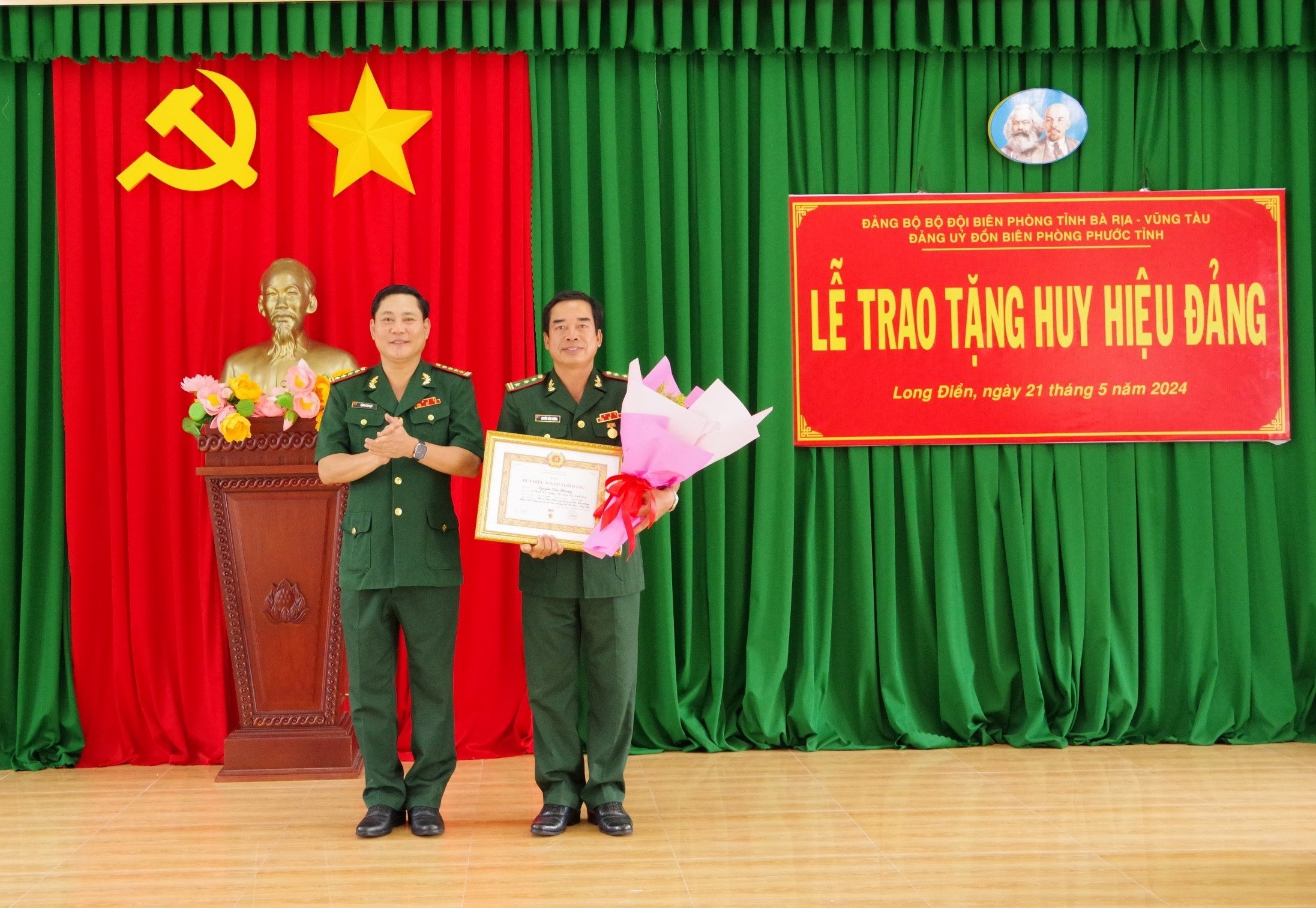 Đại tá Đặng Cao Đạt, Phó Bí thư Đảng ủy, Chỉ huy trưởng BĐBP tỉnh trao huy hiệu 30 tuổi đảng cho Thượng tá Nguyễn Văn Phương, Bí thư Đảng ủy, Chính trị viên Đồn biên phòng Phước Tỉnh.