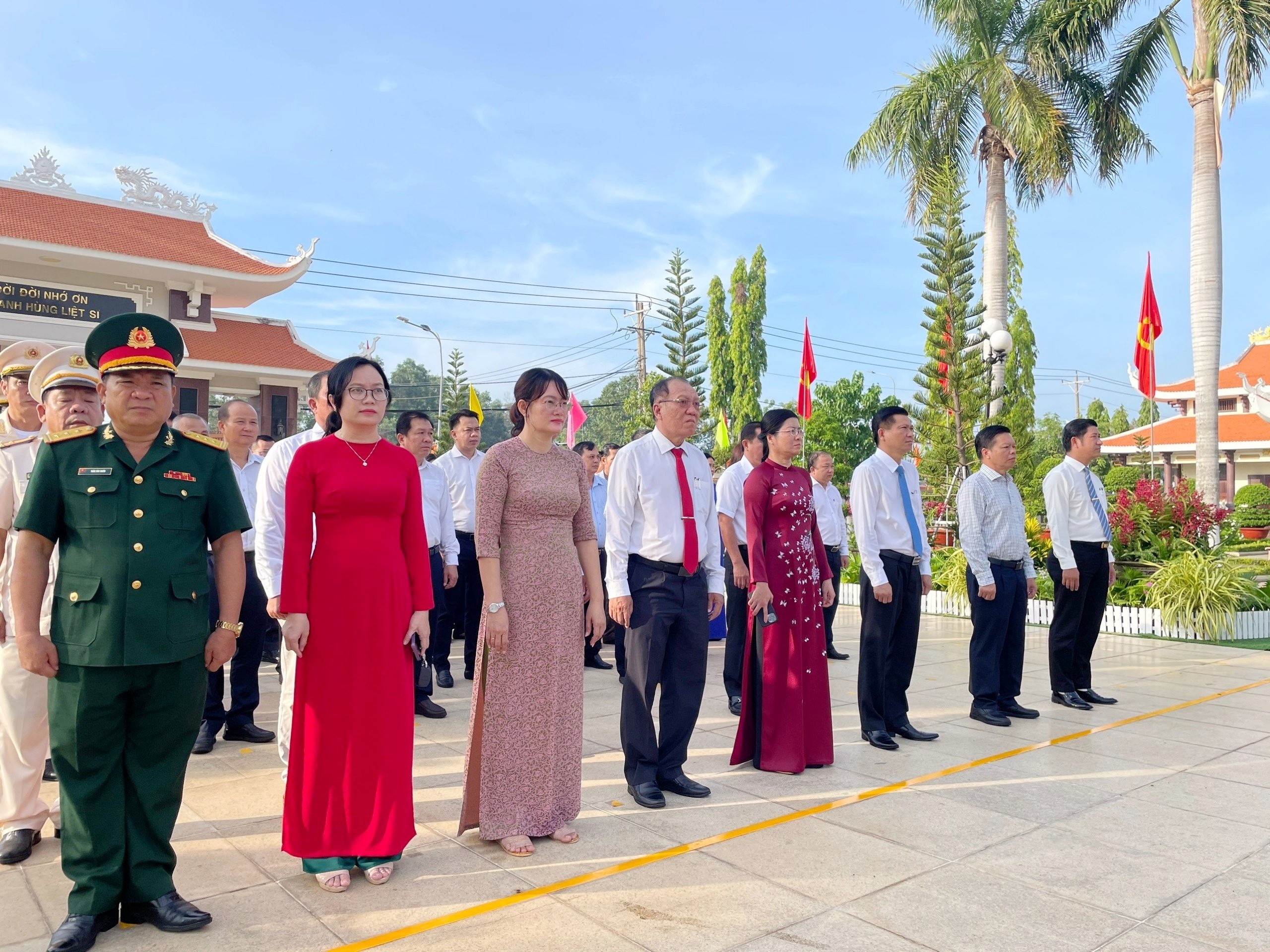 Đoàn Lãnh đạo TP.Bà Rịa đến viếng, đặt vòng hoa và dâng hương tại nghĩa trang liệt sĩ tỉnh.