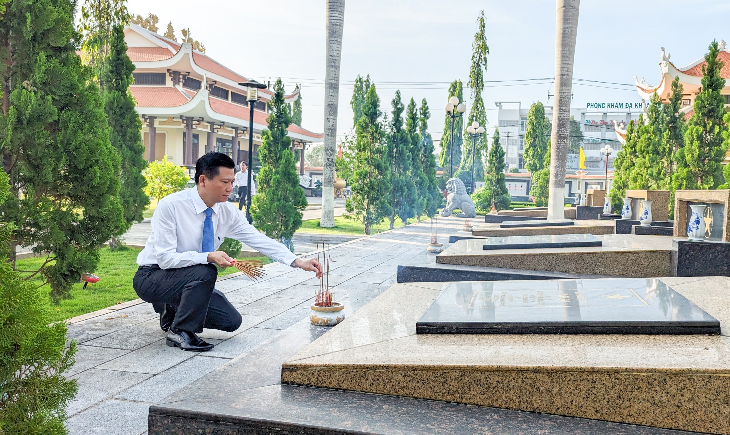 Bí thư Thành ủy Bà Rịa Trần Văn Tuấn dâng hương trên từng phần mộ liệt sĩ.