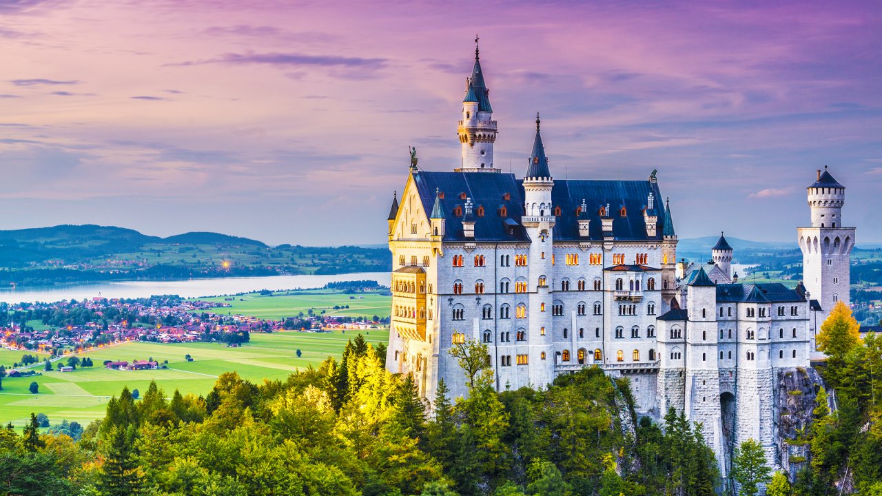 Lâu đài Neuschwanstein, một trong những lâu đài nổi tiếng nhất khi du lịch châu Âu nằm trên “The Romantic Road”, là nguồn cảm hứng cho các tác phẩm nghệ thuật với những khung cảnh thôn dã của Bavarian Alps.