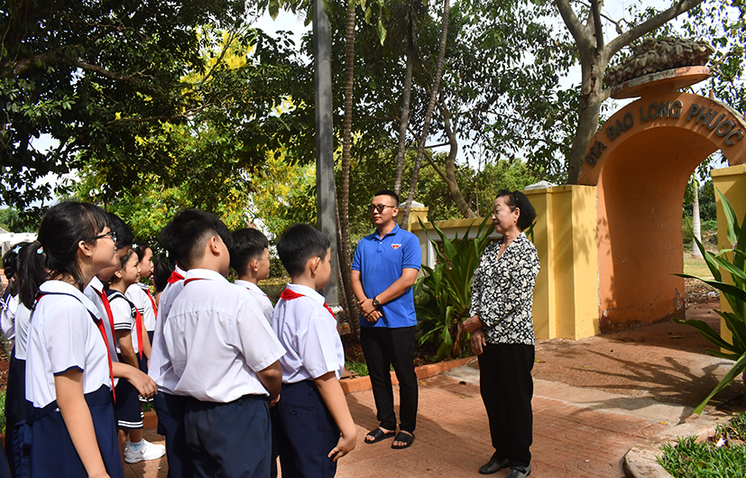 Bà Nguyễn Thị Hồng Minh, nhân chứng lịch sử tham gia đào địa đạo Long Phước kể chuyện cho các em HS Trường TH Nguyễn Bá Ngọc.