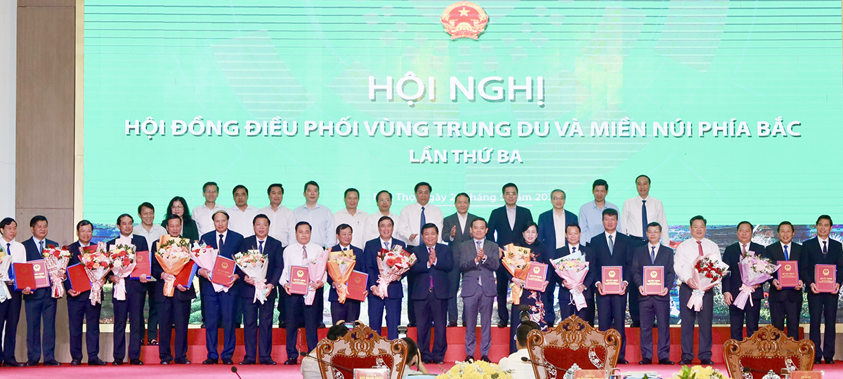 Phó Thủ tướng Trần Lưu Quang trao Quyết định phê duyệt quy hoạch vùng cho lãnh đạo các địa phương.