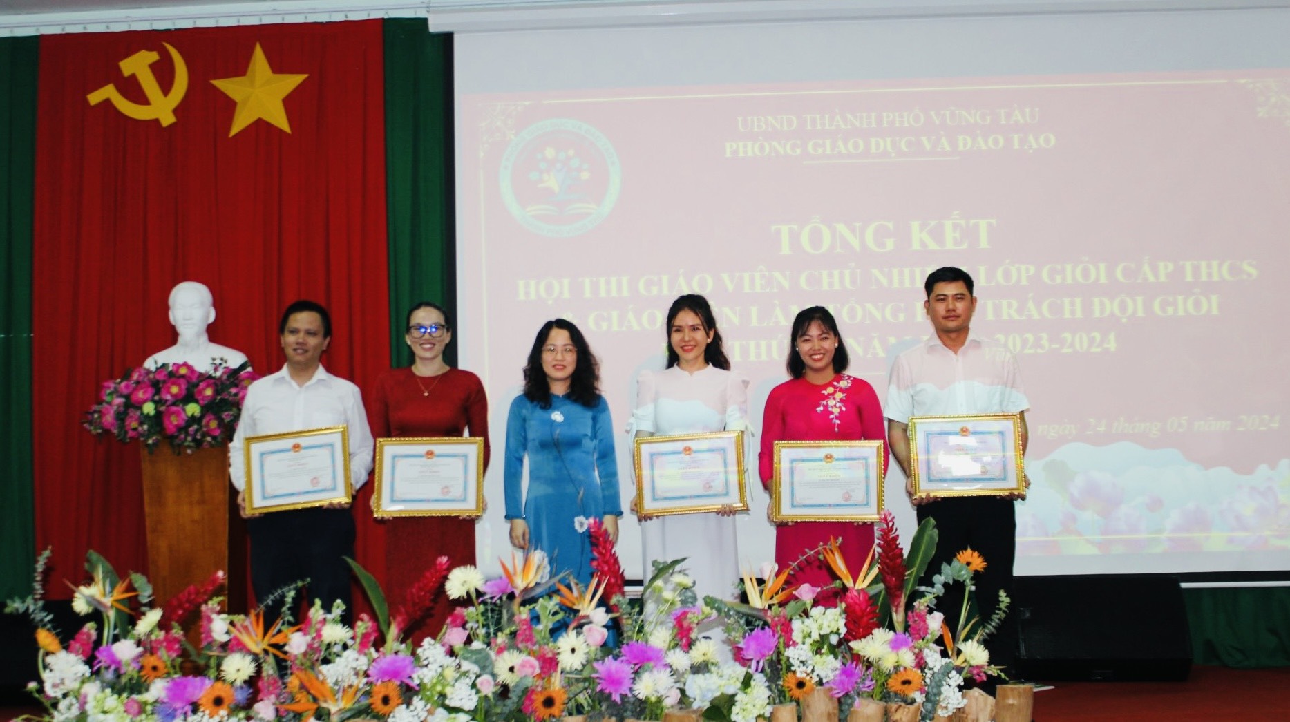 Lãnh đạo Phòng GD-ĐT TP.Vũng Tàu trao giải cho các tập thể, cá nhân đạt thànht ích xuất sắc tại 2 hội thi.