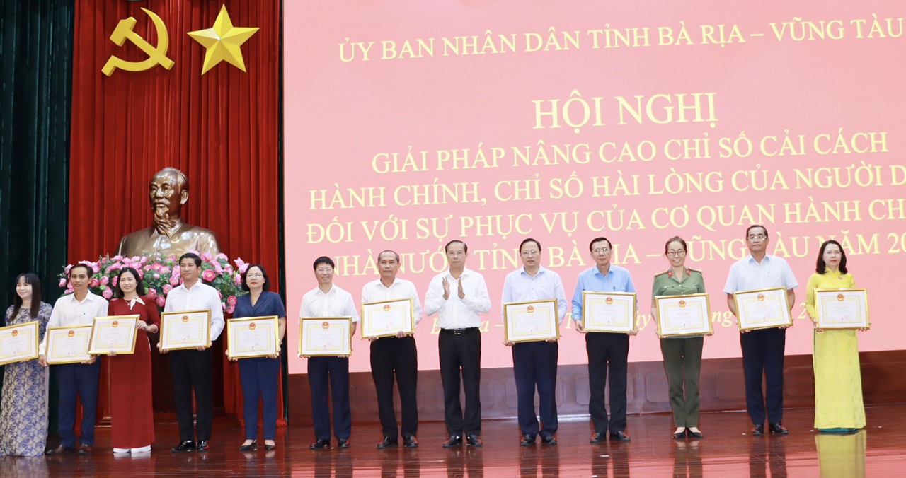 Ông Nguyễn Văn Thọ, Chủ tịch UBND tỉnh tặng bằng khen đến tập thể có thành tích tiêu biểu xuất sắc trong thực hiện có hiệu quả các giải pháp nâng cao chỉ số PAR INDEX, chỉ số SIPASS năm 2023 của tỉnh.