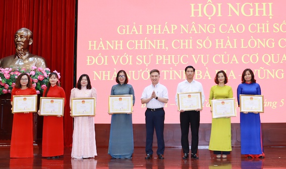 Ông Đặng Minh Thông, Phó Chủ tịch UBND tỉnhtặng bằng khen đến cá nhân có thành tích tiêu biểu xuất sắc trong thực hiện có hiệu quả các giải pháp nâng cao chỉ số PAR INDEX, chỉ số SIPASS năm 2023 của tỉnh.