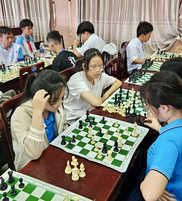 Nhiều lớp năng khiếu thể thao được mở dịp hè để các em học sinh lựa chọn tùy theo năng khiếu, sở thích. Trong ảnh: Các kỳ thủ tham gia giải cờ vua tỉnh năm 2024 được tổ chức tại huyện Long Điền.