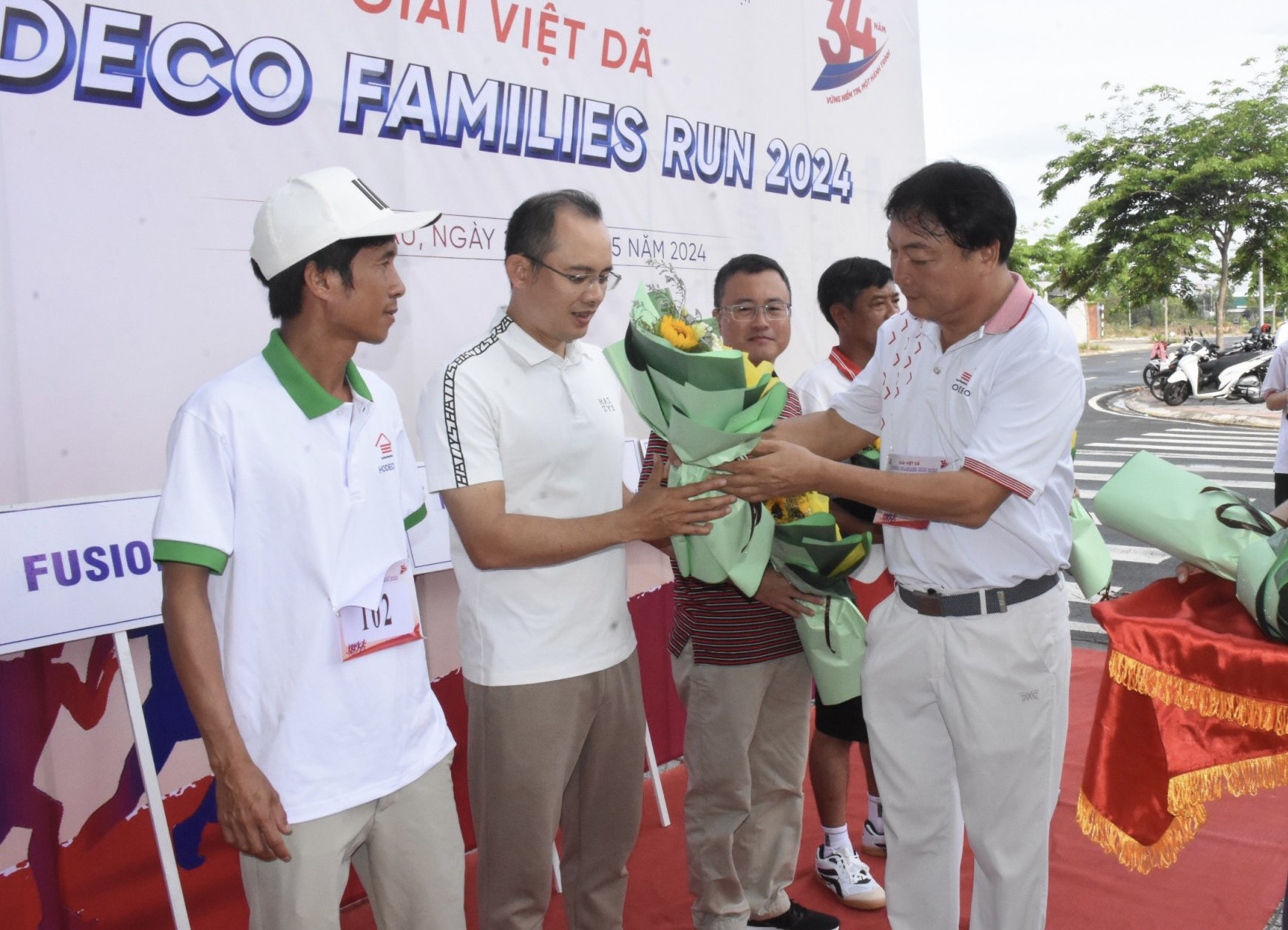 Ông Lê Viết Liên, Tổng Giám đốc HODECO tặng hoa cho các đơn vị tài trợ tại giải