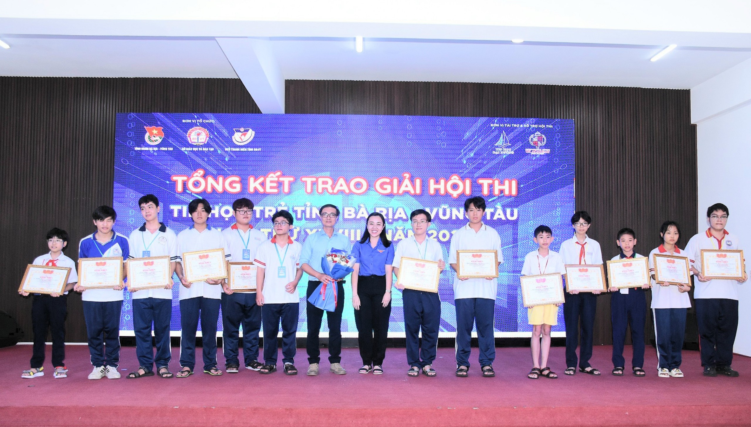Ban tổ chức trao hoa chúc mừng các thành viên thuộc đội tuyển Hội thi Tin học trẻ toàn quốc vòng khu vực phía Nam.