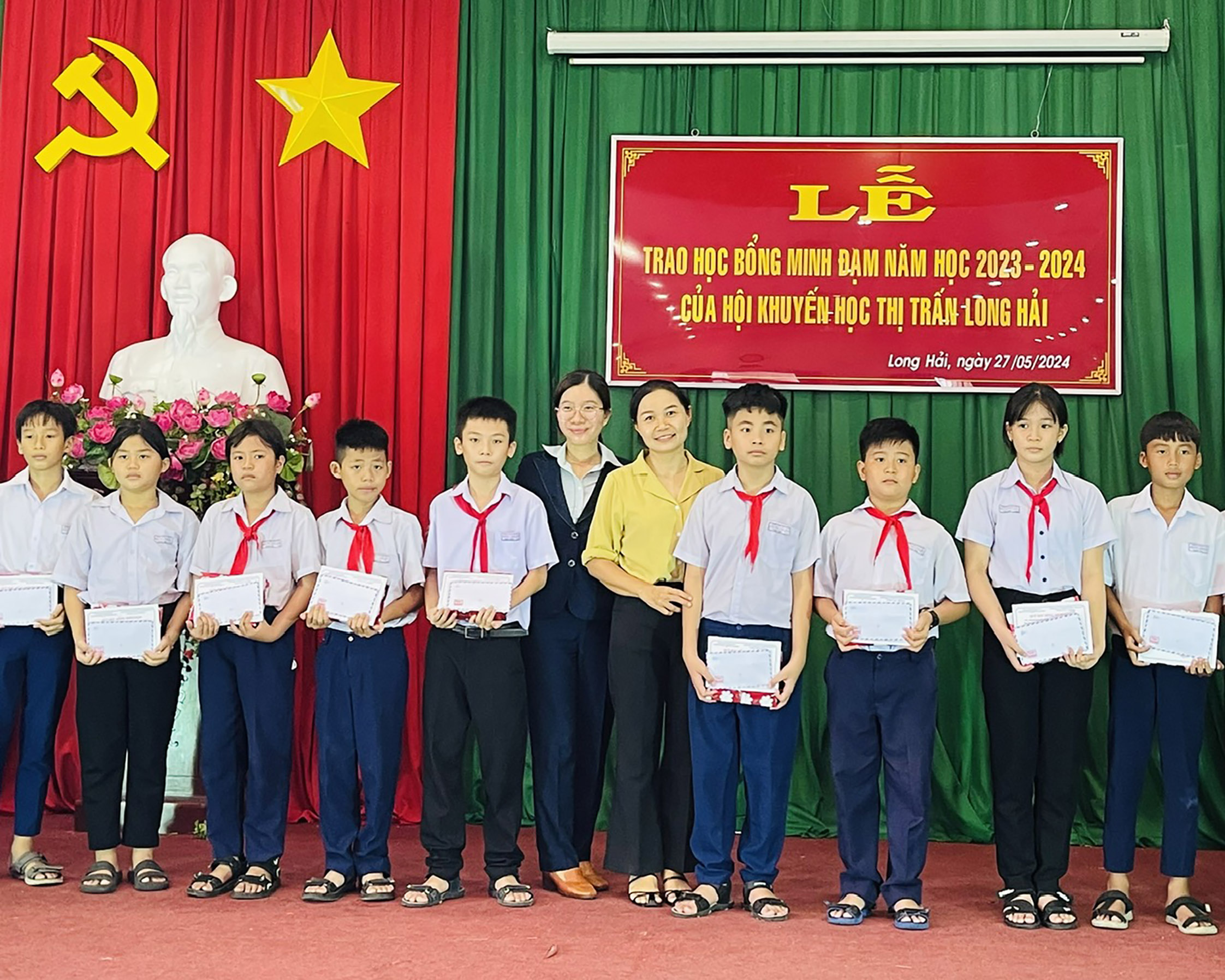 Đại diện Hội Khuyến học TT.Long Hải, huyện Long Điền trao học bổng Minh Đạm cho các em học sinh.