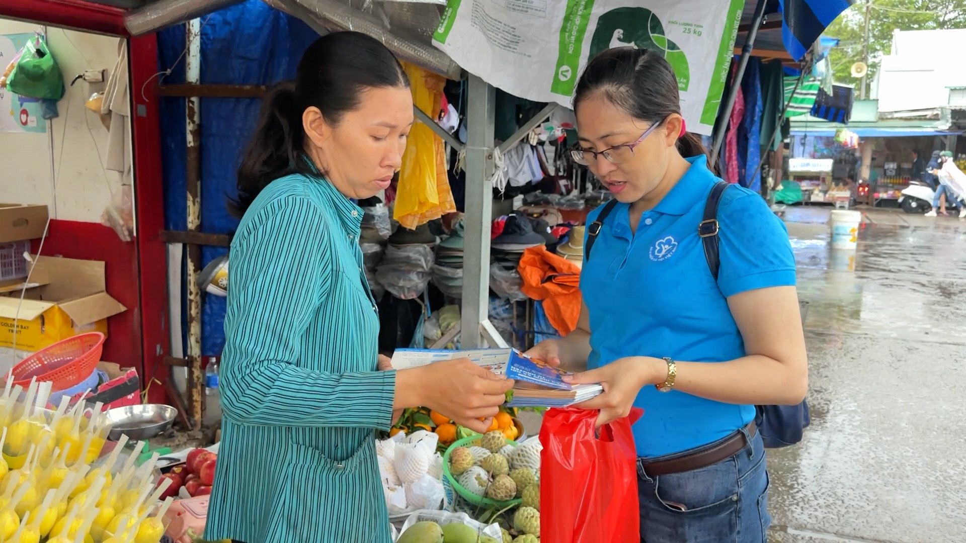 Cán bộ BHXH huyện Long Điền tuyên truyền vận động tiểu thương chợ Long Hải tham gia BHXH tự nguyện, BHYT hộ gia đình.