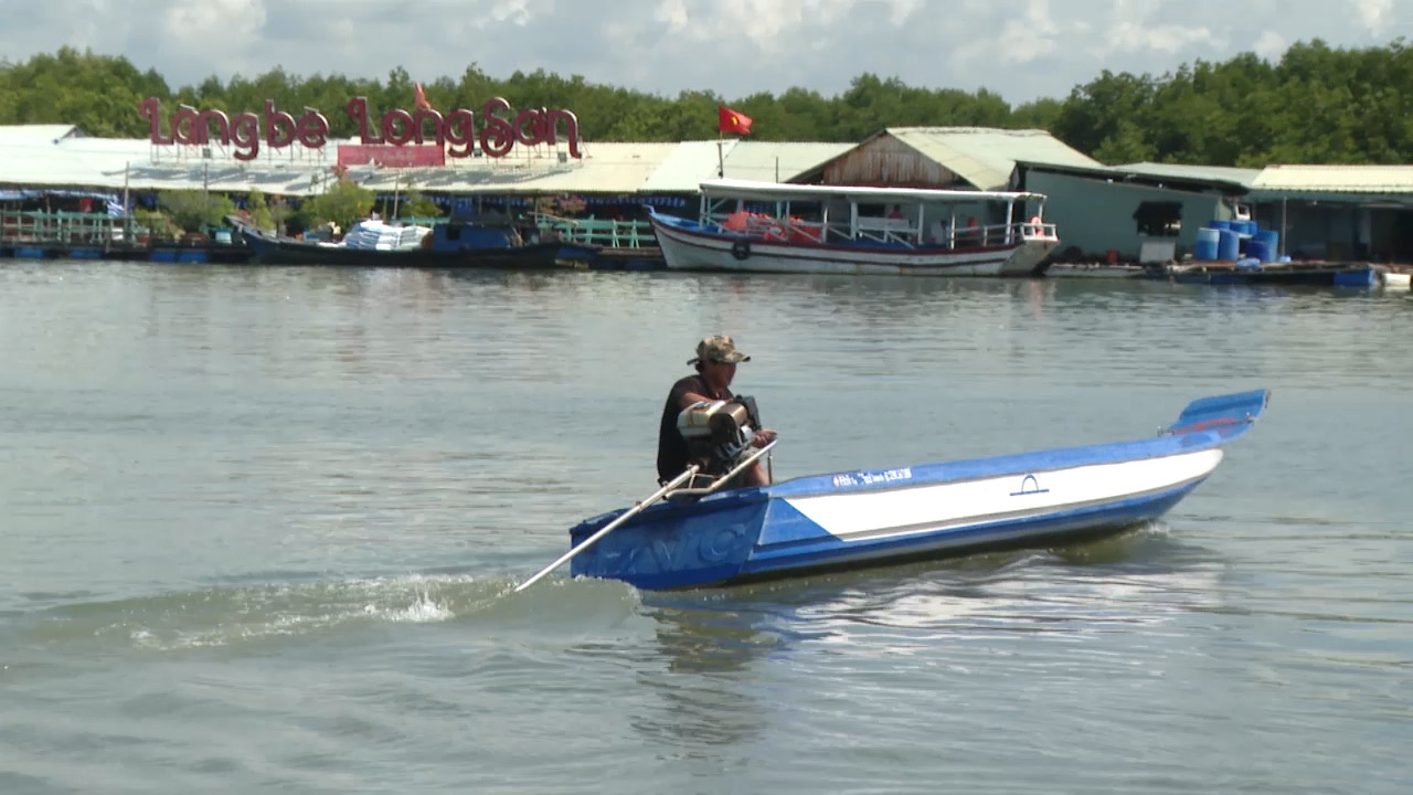 Người điều khiển phương tiện vỏ lãi không trang bị áo phao.  Trong ảnh: Hoạt động của các vỏ lãi trên bè hàu Long Sơn (TP.Vũng Tàu).