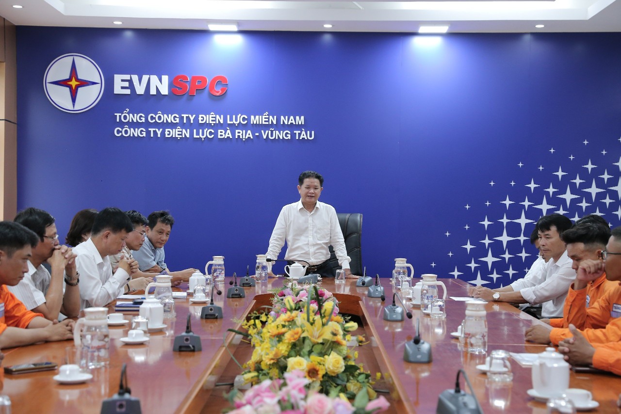 Ông Nguyễn Văn Giáp, Giám đốc Công ty Điện lực tỉnh phát biểu động viên cán bộ, nhân viên tham gia đội xung kích.