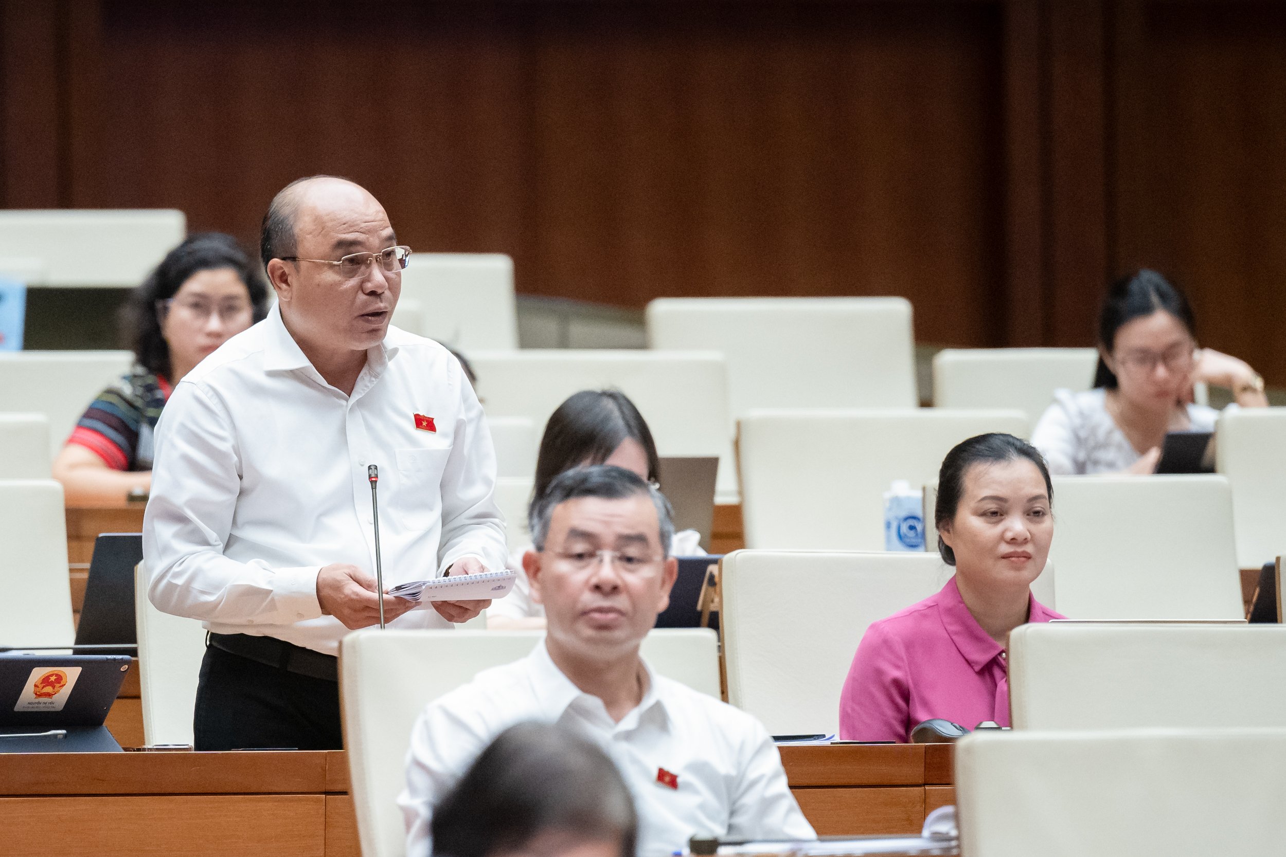 Chuẩn Đô đốc Đỗ Văn Yên, Phó Chính ủy Quân chủng Hải Quân, Đoàn ĐBQH tỉnh Bà Rịa-Vũng Tàu phát biểu tại phiên họp.