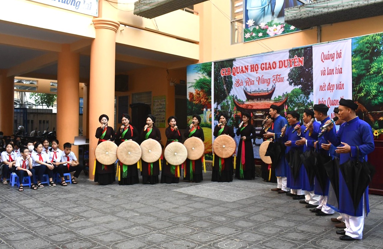 Các liền anh, liền chị CLB Quan họ Giao duyên Bà Rịa - Vũng Tàu giới thiệu di sản văn hóa phi vật thể nhân loại dân ca quan họ Bắc Ninh đến các em HS Trường THCS Thắng Nhất, TP.Vũng Tàu.