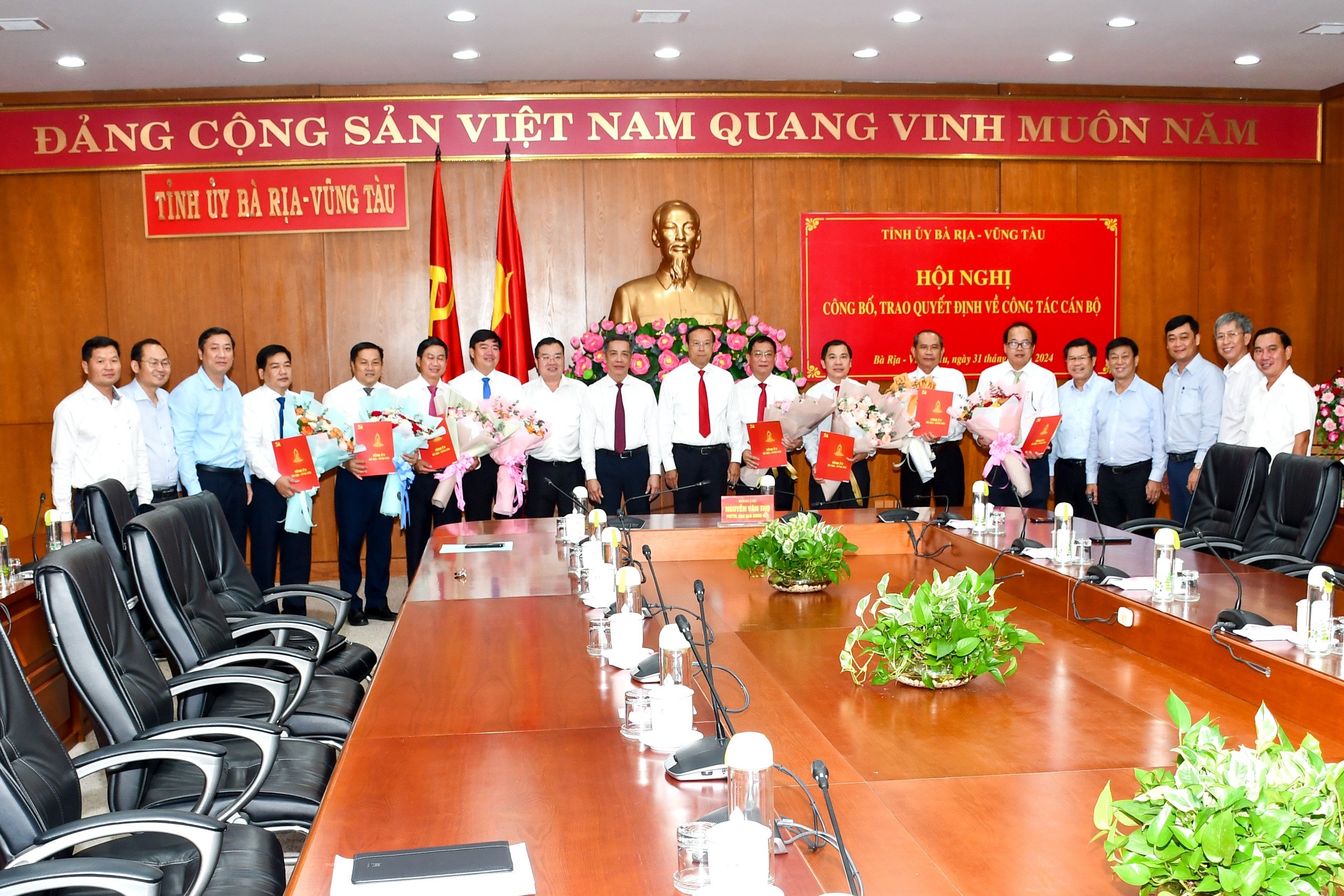 Lãnh đạo tỉnh và các sở, ban, ngành chúc mừng các cán bộ nhận nhiệm vụ mới.