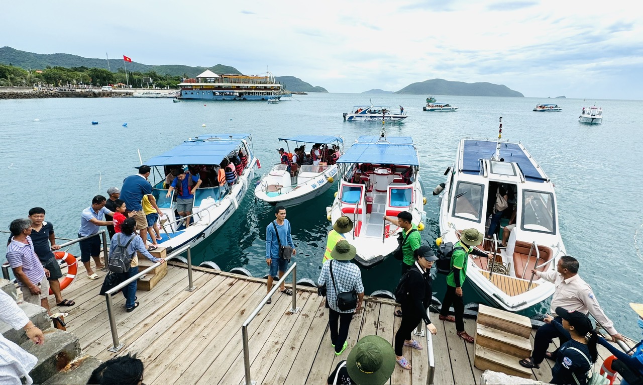 Côn Đảo tạm ngưng cấp phép ca nô chở khách do biển động mạnh