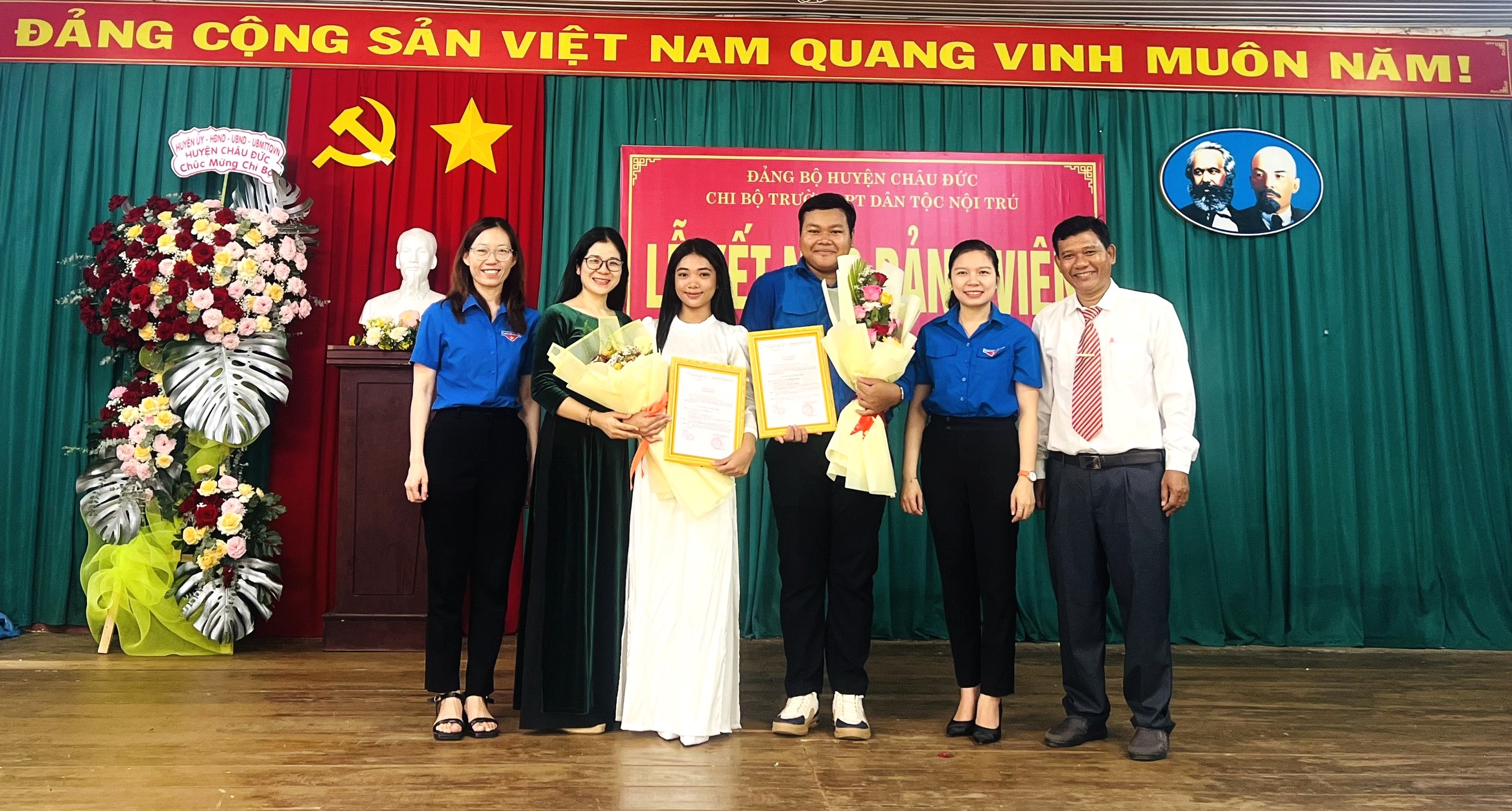 Hai học sinh Trường PTDT Nội trú tỉnh được kết nạp vào đảng