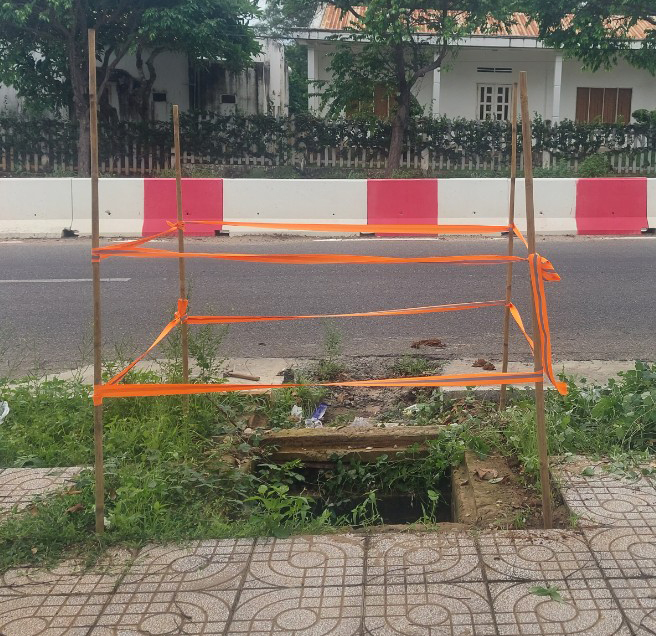 Rào chắn, cảnh báo nguy hiểm tại các hố ga không nắp đậy