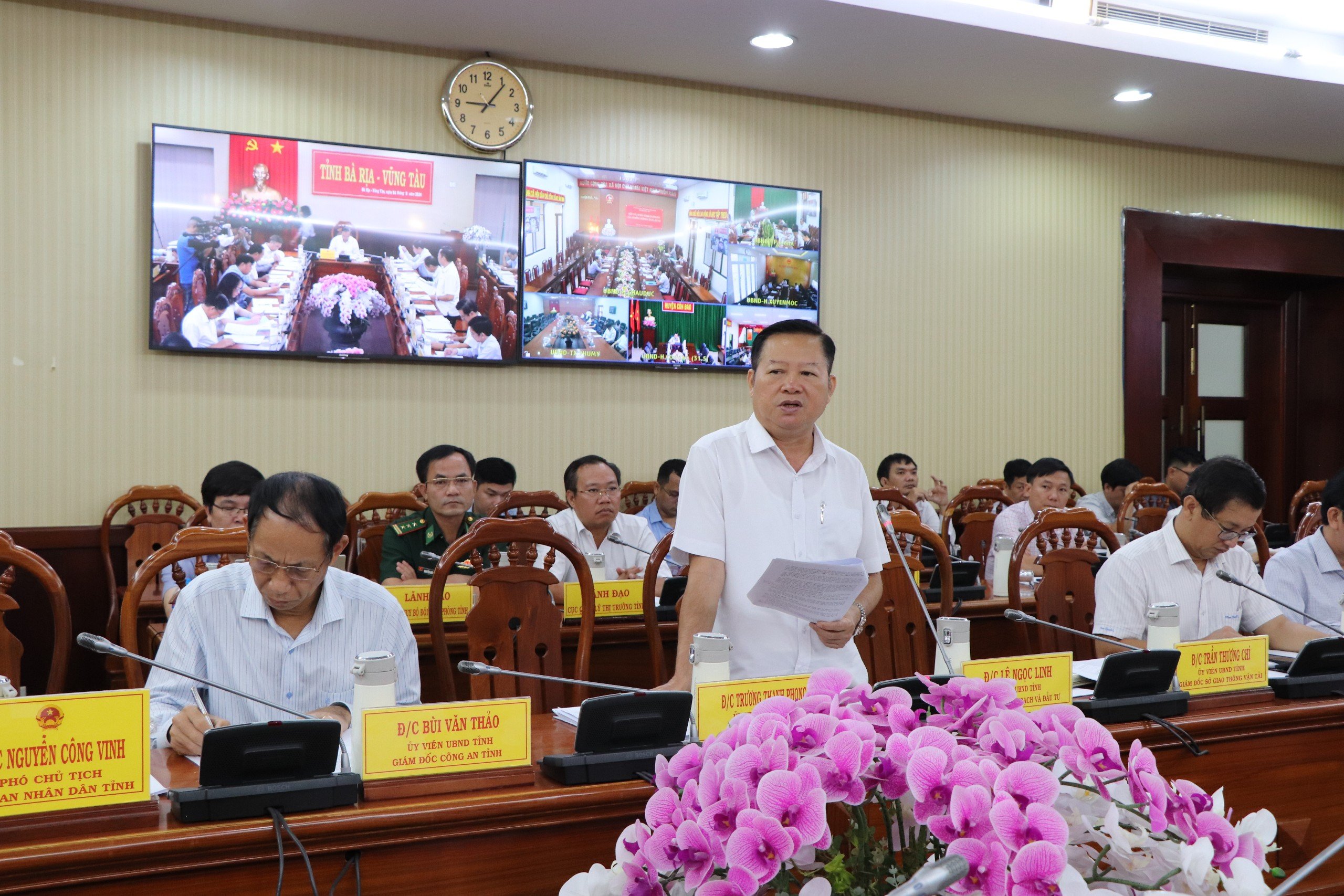Ông Lê Ngọc Linh, Giám đốc Sở KH-ĐT báo cáo tóm tắt tình hình phát triển kinh tế-xã hội 5 tháng đầu năm 2024.