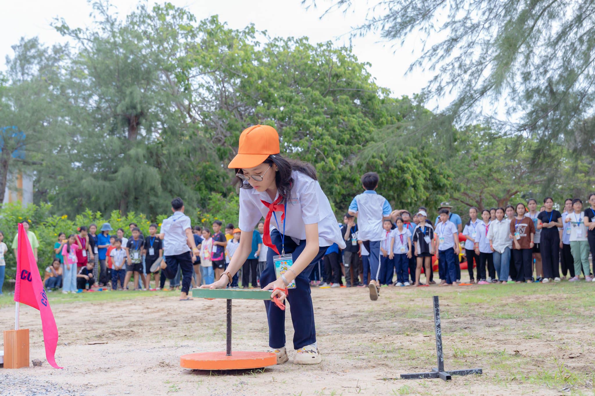 Thiếu nhi tham gia trò chơi teambuilding tại trại hè.