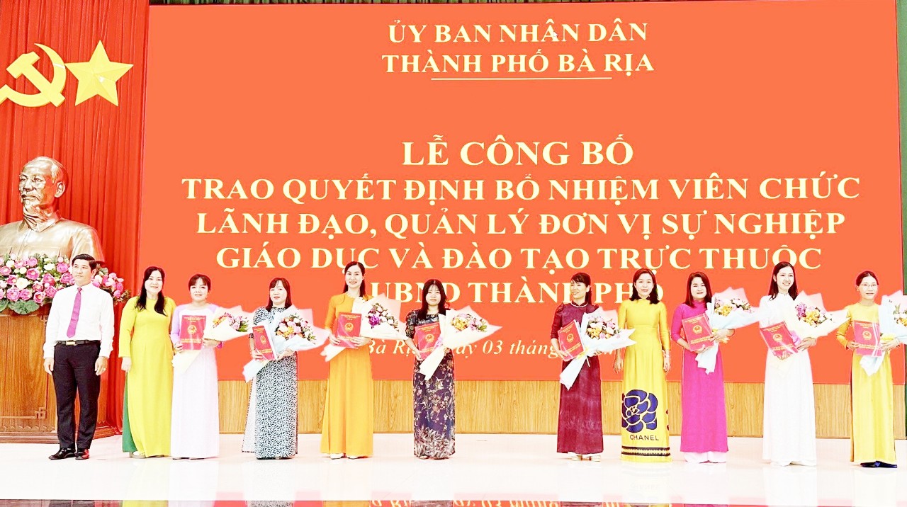 Lãnh đạo UBND TP.Bà Rịa trao quyết định và tặng hoa chúc mừng các cá nhân được bổ nhiệm.