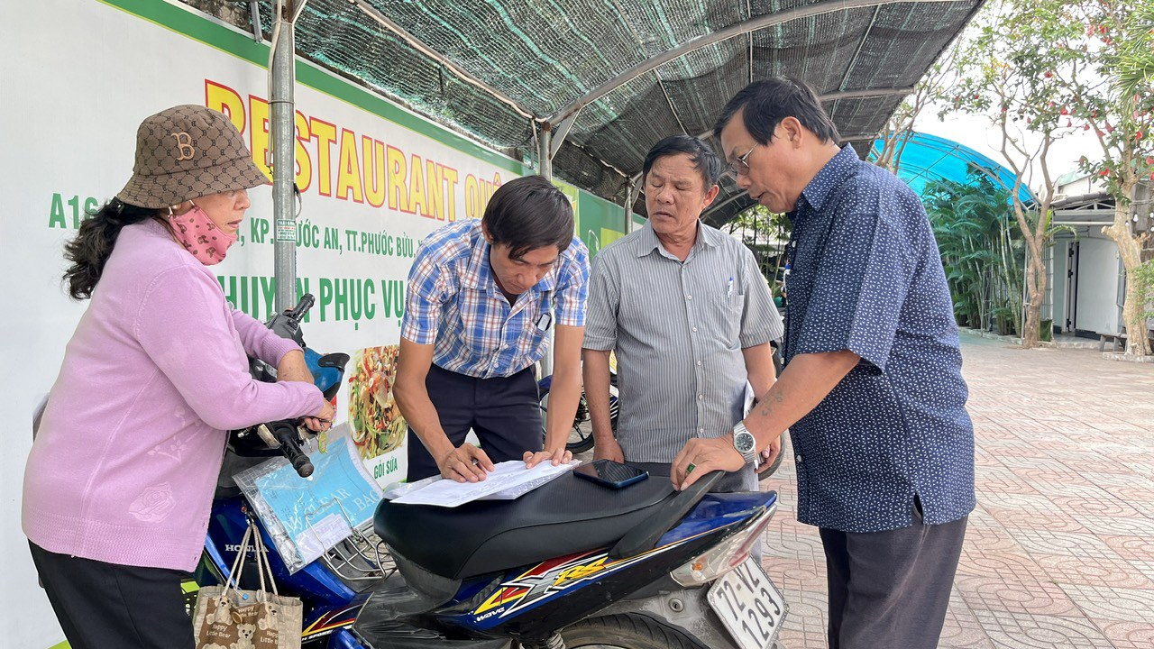 Đoàn công tác UBND TT.Phước Bửu lập danh sách các trường hợp sử dụng đất không đúng mục đích trên địa bàn.