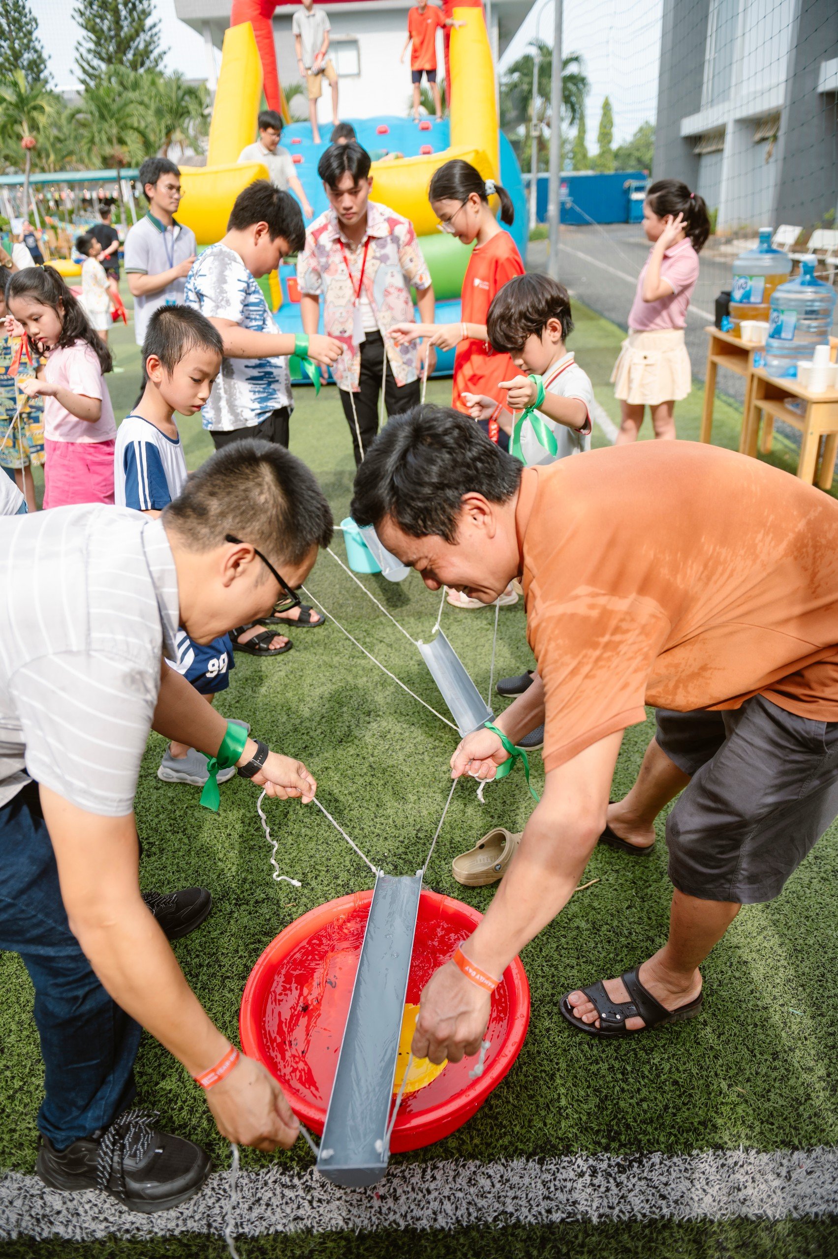 Ba mẹ và các con hào hứng tham gia thử thách trò chơi vận động.