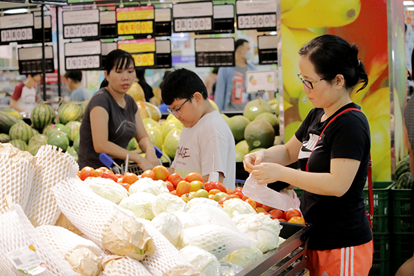 Người dân mua sắm tại Co.op Mart Vũng Tàu.