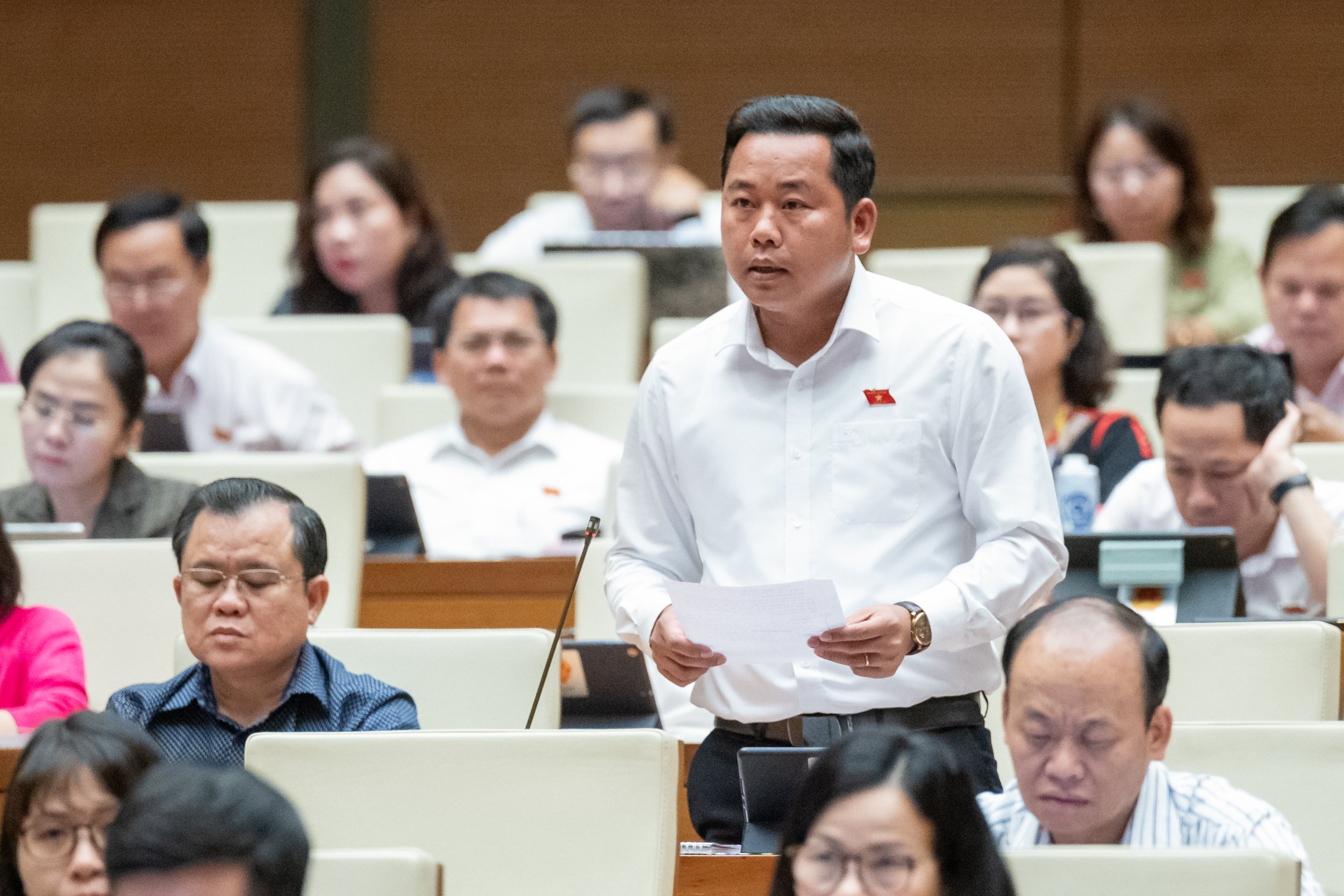 Đại biểu Dương Tấn Quân, Đoàn ĐBQH tỉnh Bà Rịa - Vũng Tàu chất vấn Bộ trưởng Bộ Công thương. Ảnh: quochoi.vn