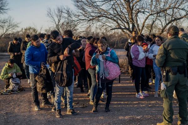 Lực lượng tuần tra biên giới kiểm tra giấy tờ của người di cư tại Eagle Pass, Texas, Mỹ.