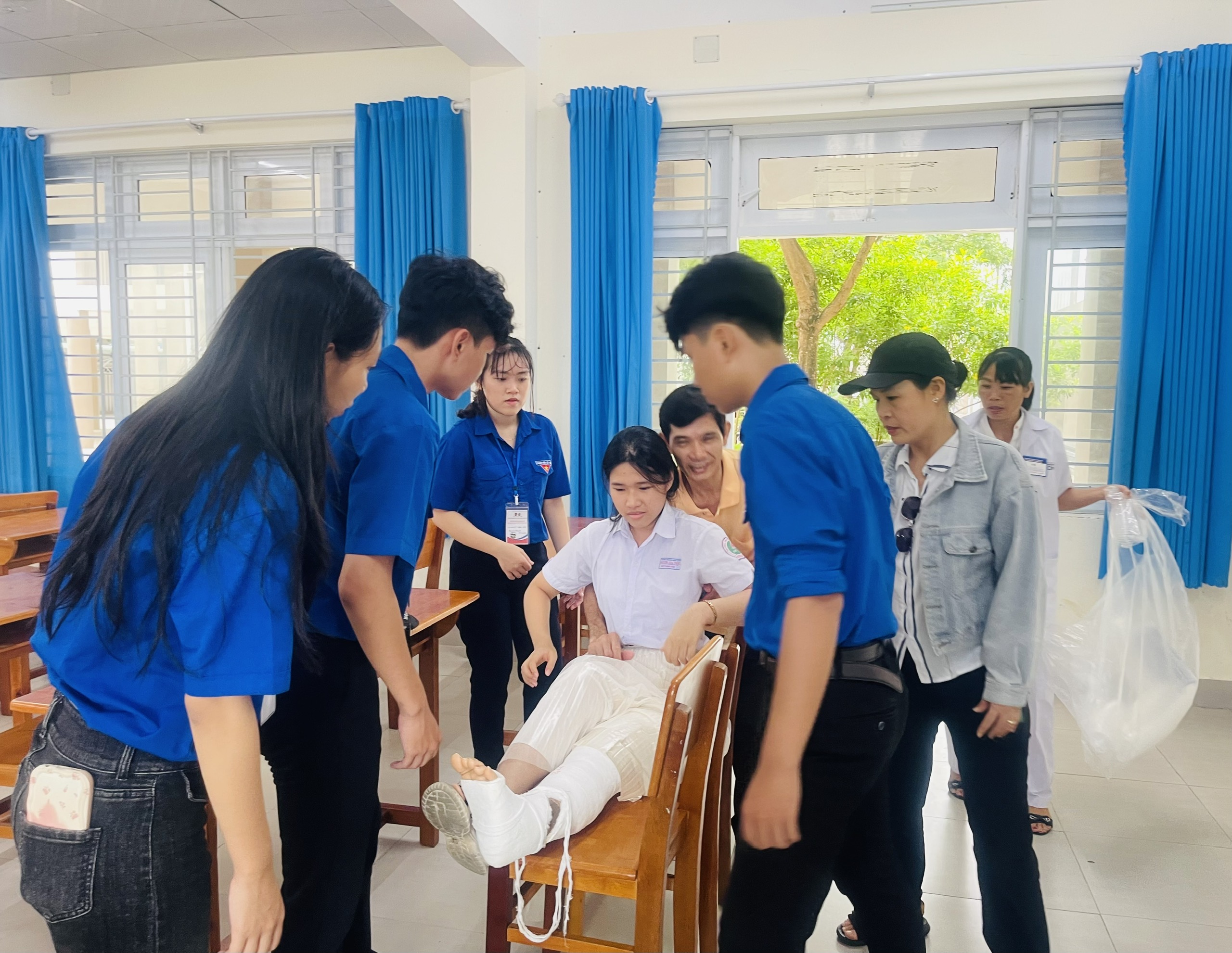 Một thí sính tại điểm thi THPT Nguyễn Khuyến (TP.Vũng Tàu) bị tai nạn giao thông, được đội tình nguyện hỗ trợ tận tình. Ảnh: KHÁNH CHI