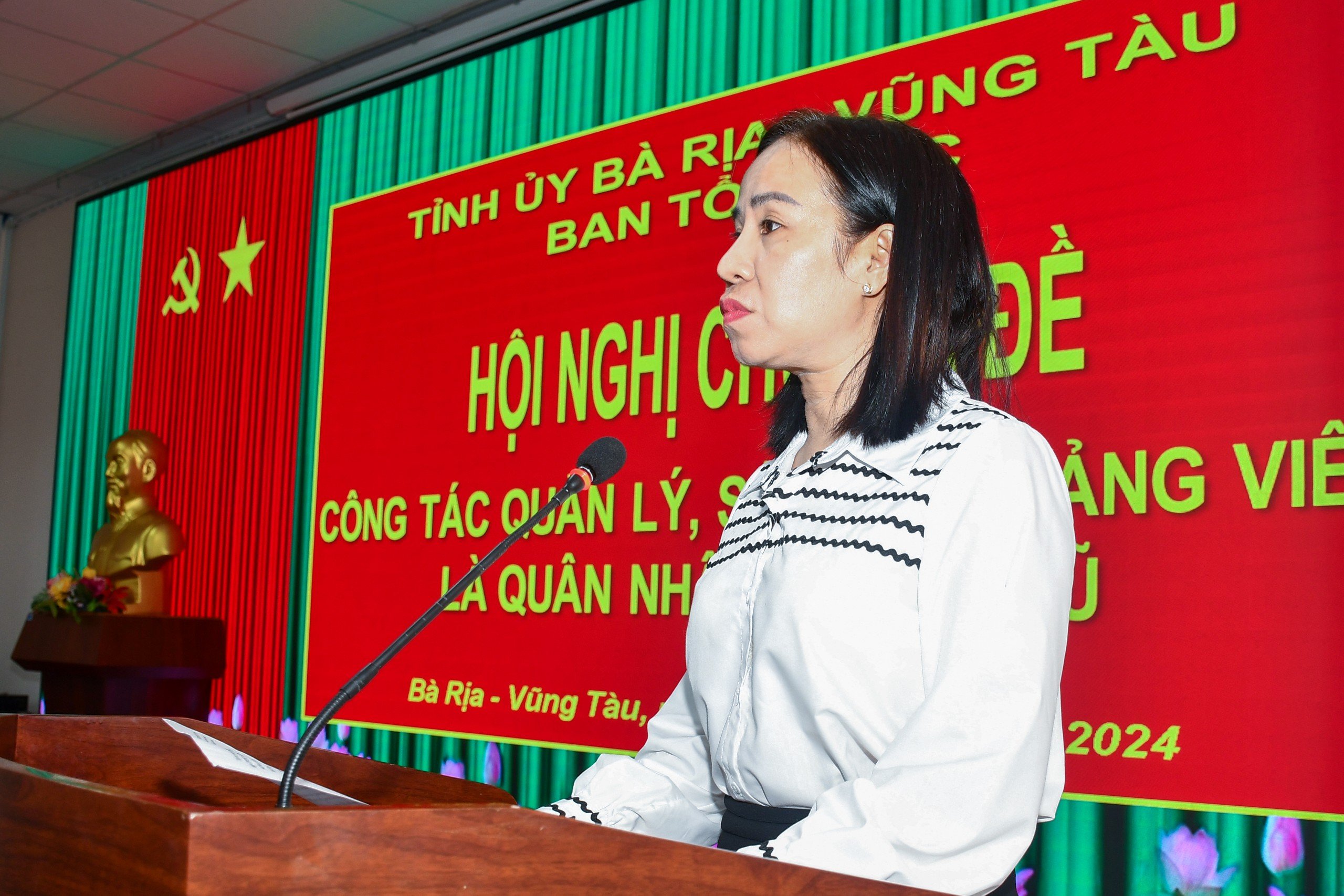 Bà Võ Ngọc Thanh Trúc, Tỉnh ủy viên, Phó Trưởng Ban Thường trực Ban Tổ chức Tỉnh ủy trình bày dự thảo báo cáo.