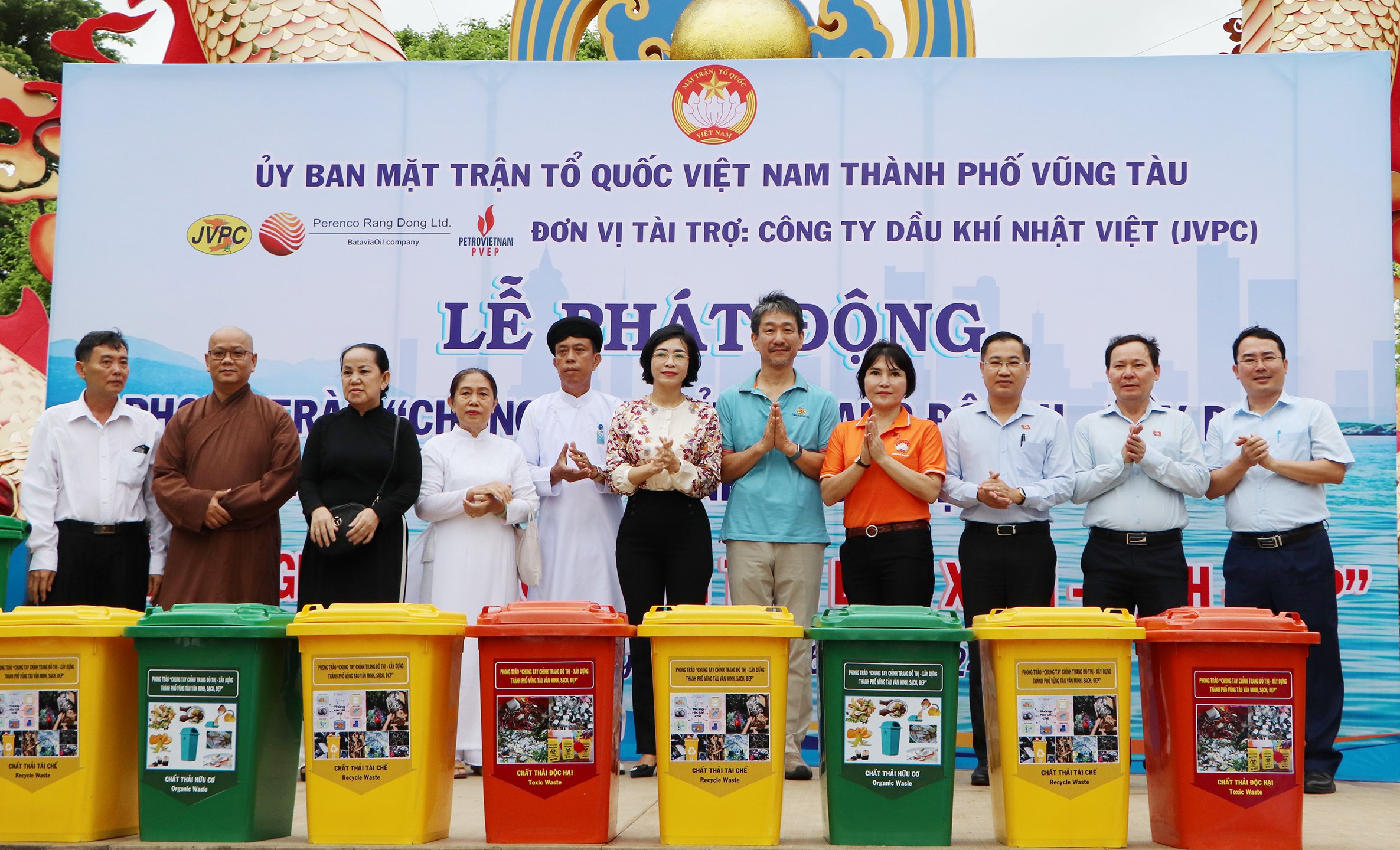 Lãnh đạo TP.Vũng Tàu, đại diện Công ty Dầu khí Nhật Việt (JVPC) tặng thùng phân loại rác tới các cơ sở tôn giáo.