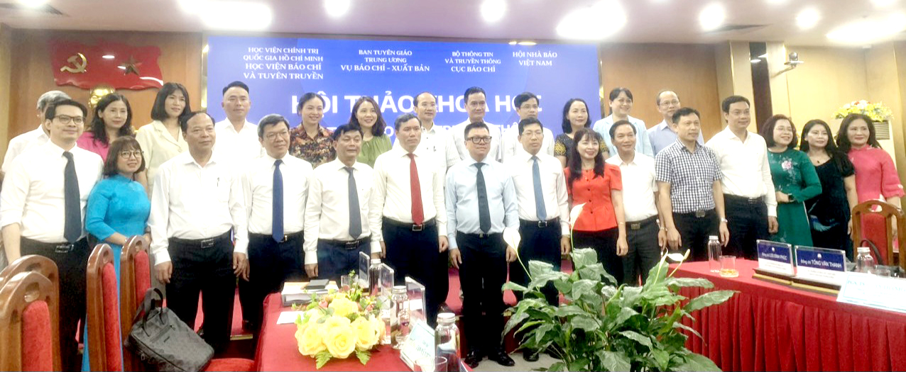 Các đại biểu chụp hình lưu niệm bên lề hội thảo.
