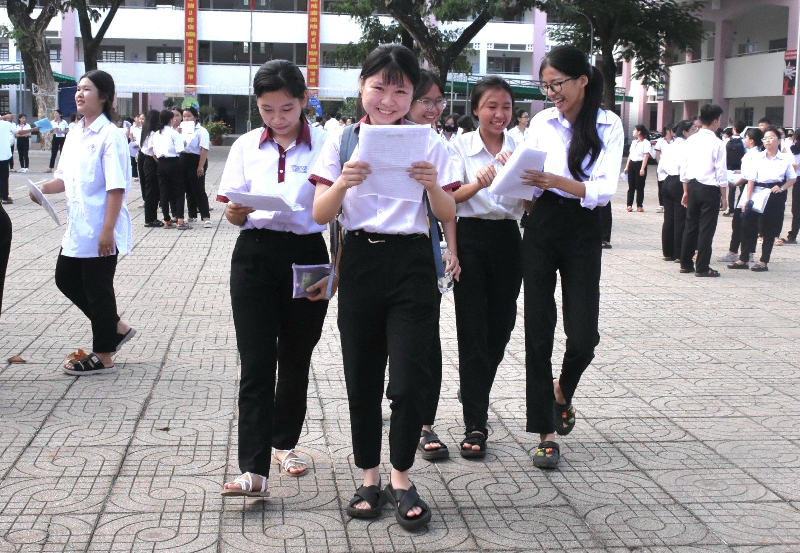 Thí sinh tại điểm thi THPT Nguyễn Trãi (huyện Châu Đức) phấn khởi ra về sau khi hoàn tất môn thi đầu tiên. Ảnh: NGỌC BÍCH