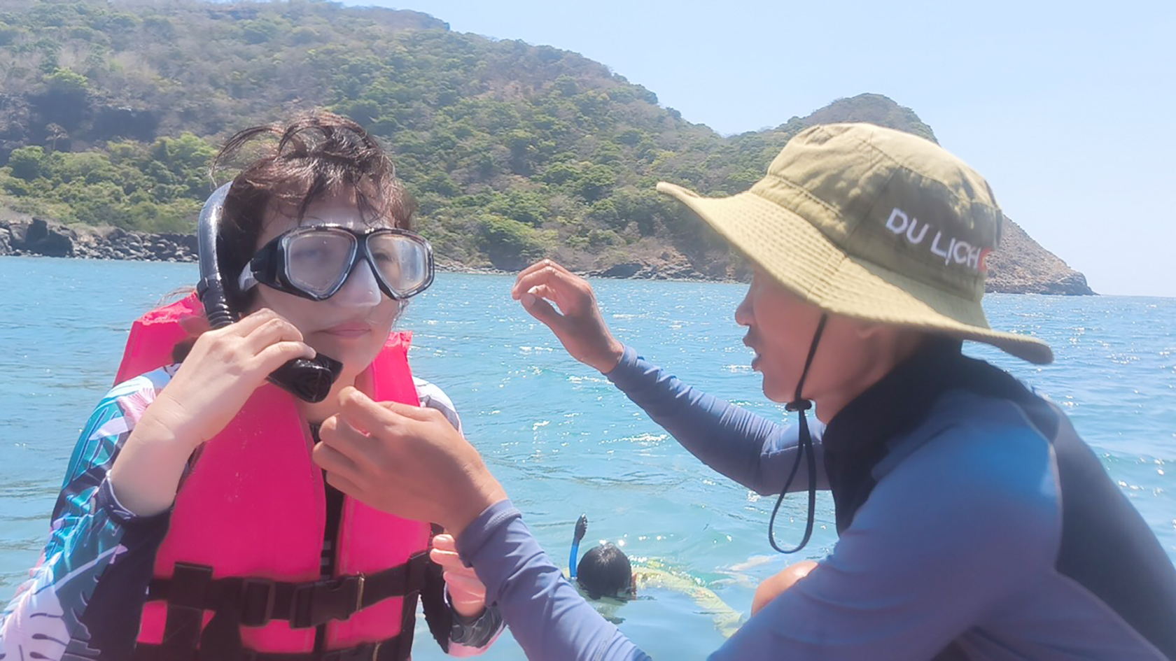 Nhân viên Vườn Quốc gia Côn Đảo hướng dẫn du khách lặn biển.