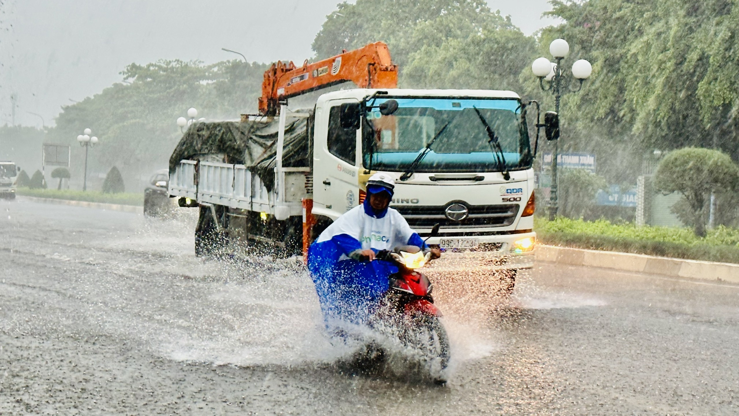 Mưa lớn gây ngập sâu trên tuyến đường Võ Nguyên Giáp, phường 12, TP. Vũng Tàu