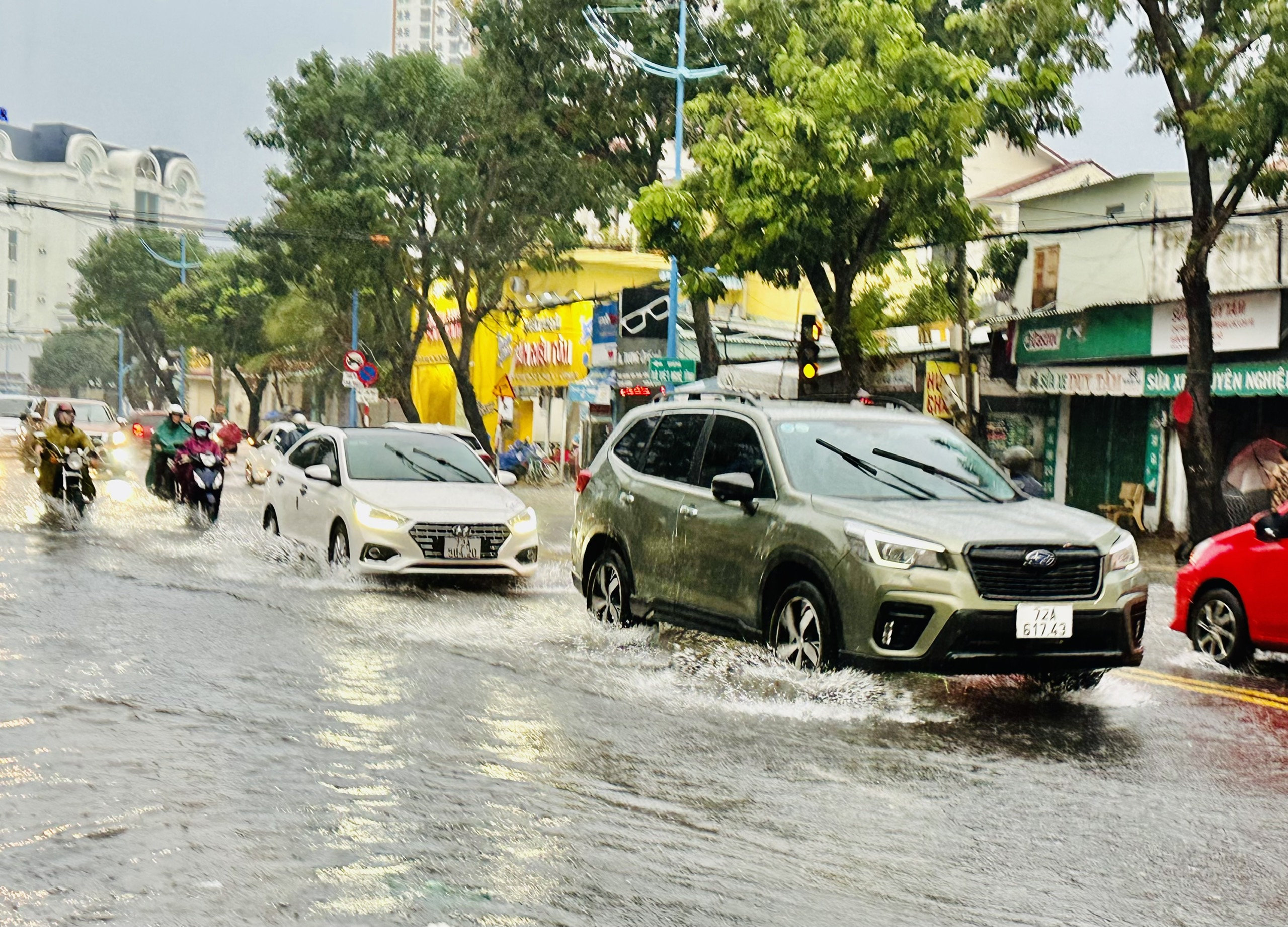 Đường Trương Công Định, TP. Vũng Tàu cũng bị ngập do mưa lớn kéo dài