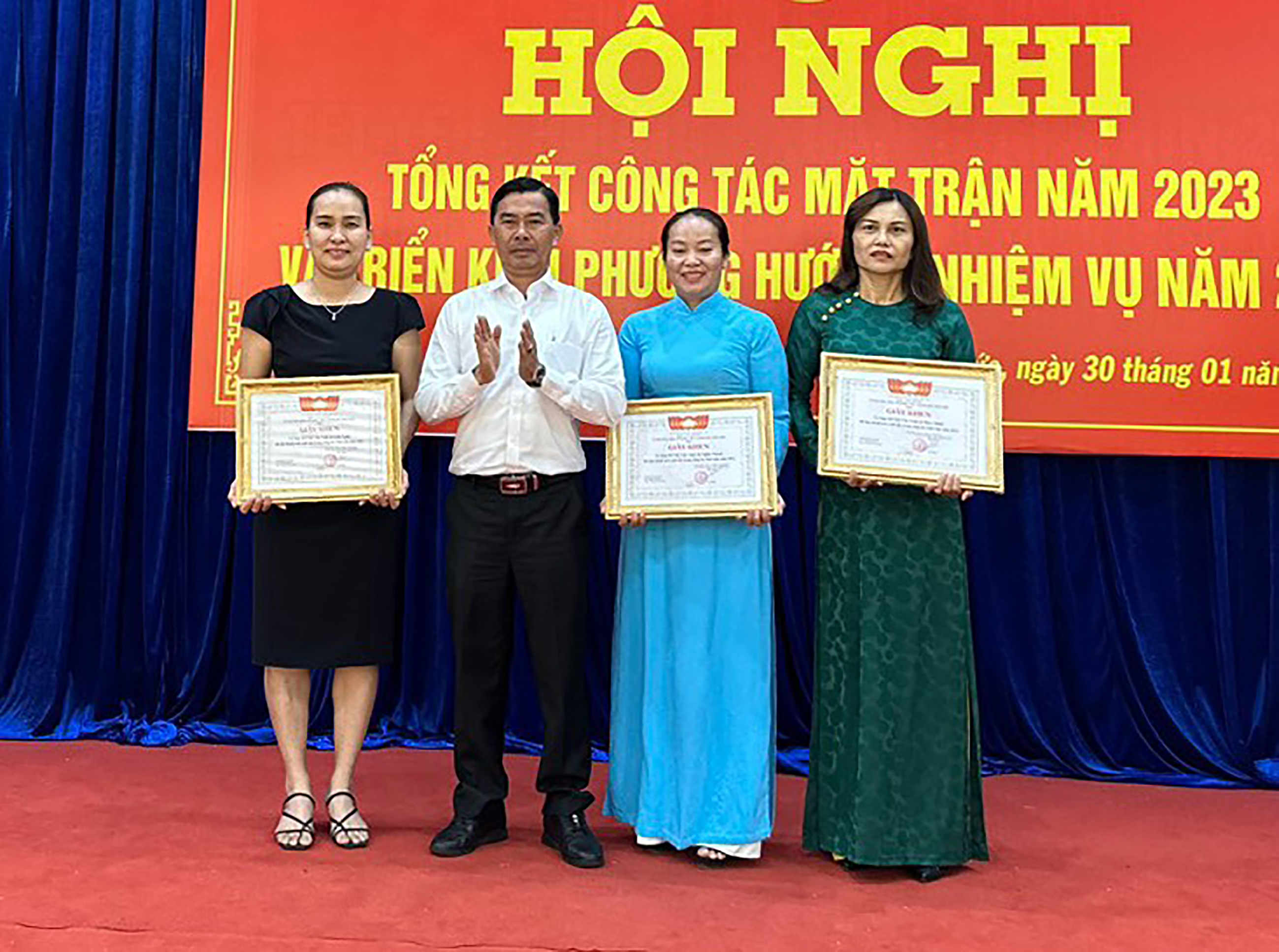 Ông Lê Binh, Trưởng Ban Dân vận, Chủ tịch Ủy ban MTTQ Việt Nam huyện Châu Đức trao giấy khen cho tập thể đạt thành tích xuất sắc trong công tác Thanh tra nhân dân năm 2023 ngày 30/1/2024.