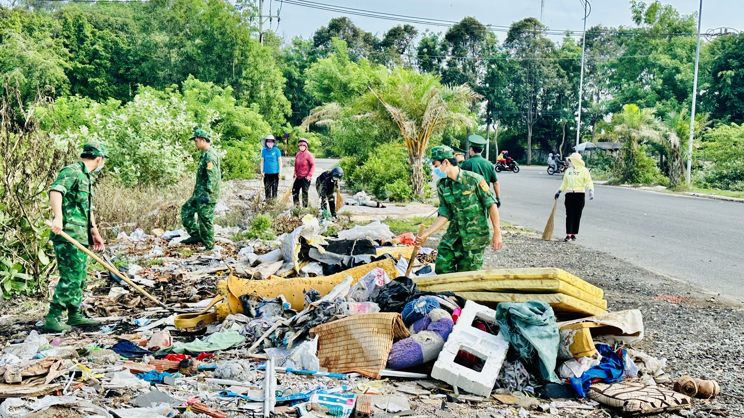 Lực lượng vũ trang và người dân tham gia dọn dẹp vệ sinh tại các điểm đổ rác tự phát trên địa bàn phường 11