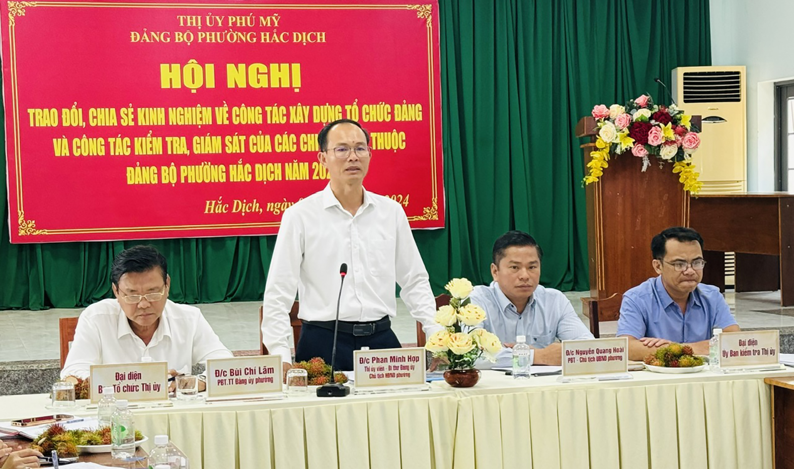 Ông Phan Minh Hợp, Bí thư Đảng ủy phường Hắc Dịch điều hành hội nghị.