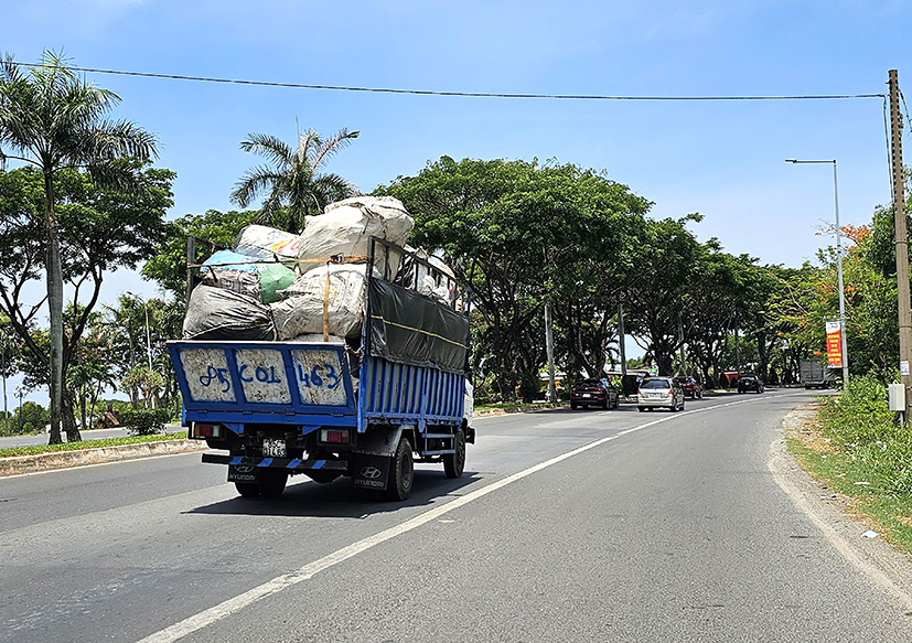 Xe tải cũ chở hàng cồng kềnh trên QL51, TP. Bà Rịa.