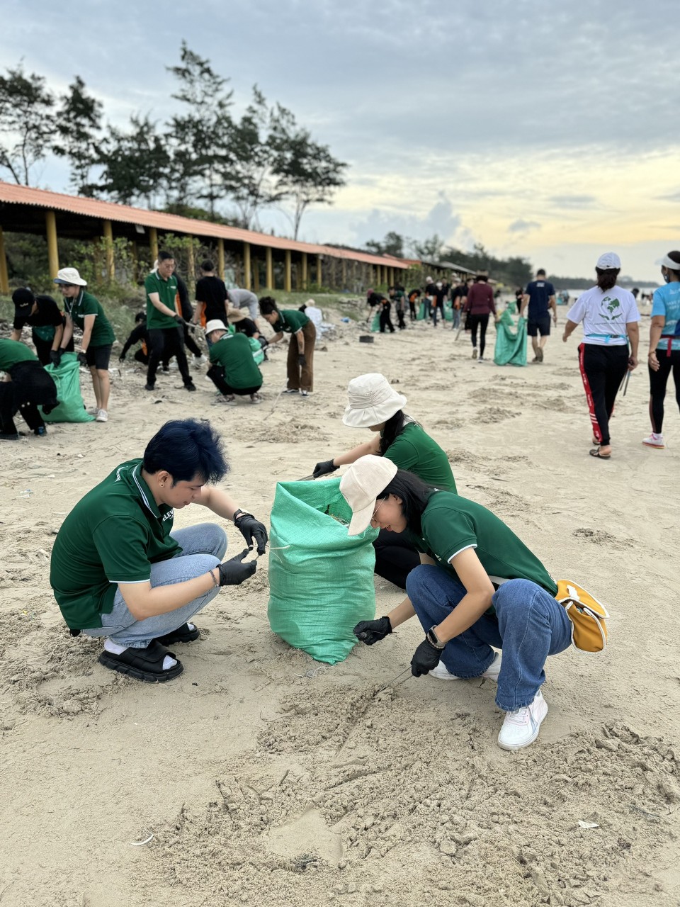 Người lao động Công ty 7-Eleven gom rác thải tại bãi tắm Paradise.