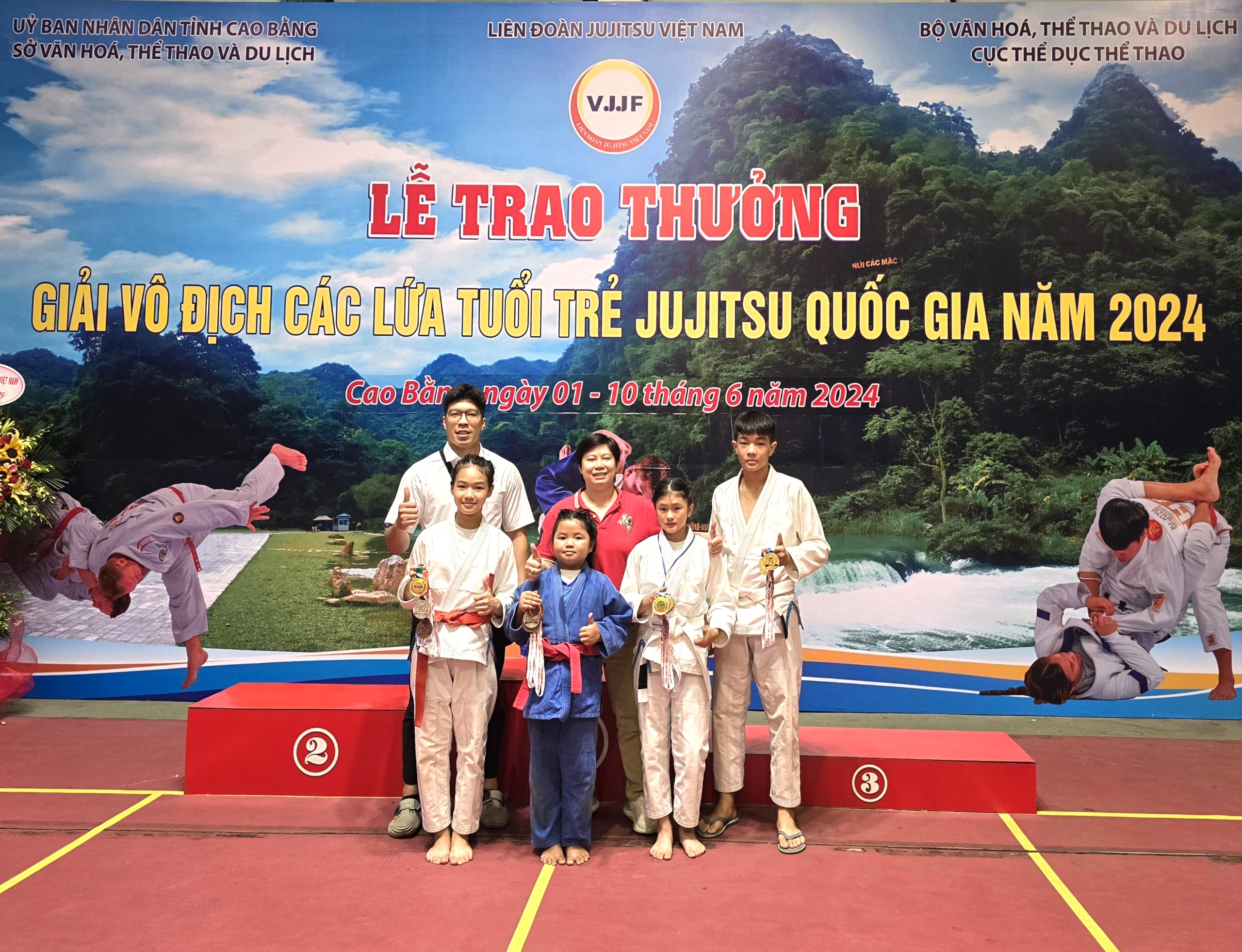 Ban huấn luyện cùng VĐV tham gia giải vô địch Jujitsu các lứa tuổi trẻ quốc gia năm 2024.