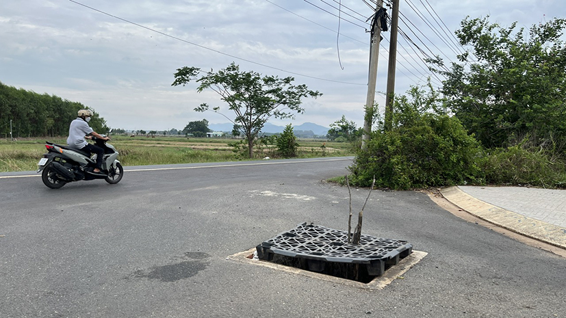 Một hố ga bị mất nắp nằm gần đường Hương Lộ 8, ấp Phú Hữu, xã Hòa Long (TP.Bà Rịa).