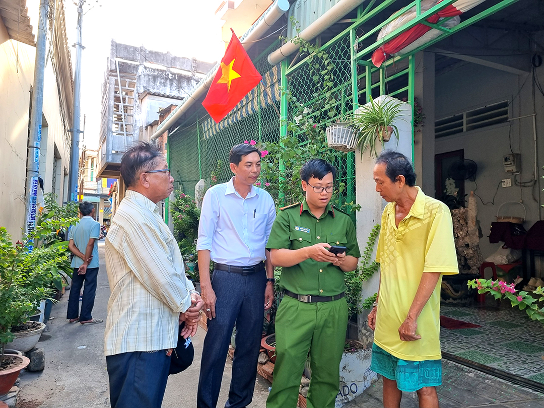 CSKV TT.Long Hải, huyện Long Điền tới vận động người dân tham gia mô hình Tổ liên gia tự quản về PCCC.