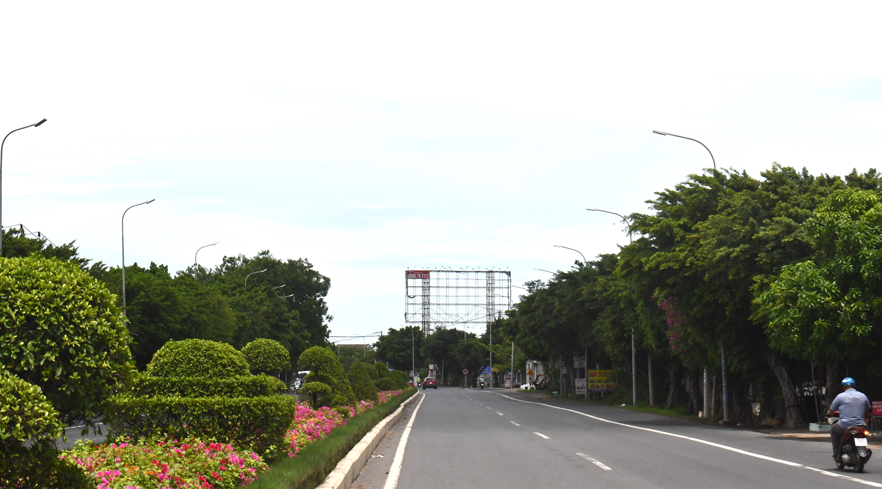 Bảng quảng cáo trơ khung dọc đường Võ Nguyên Giáp, TP.Vũng Tàu.