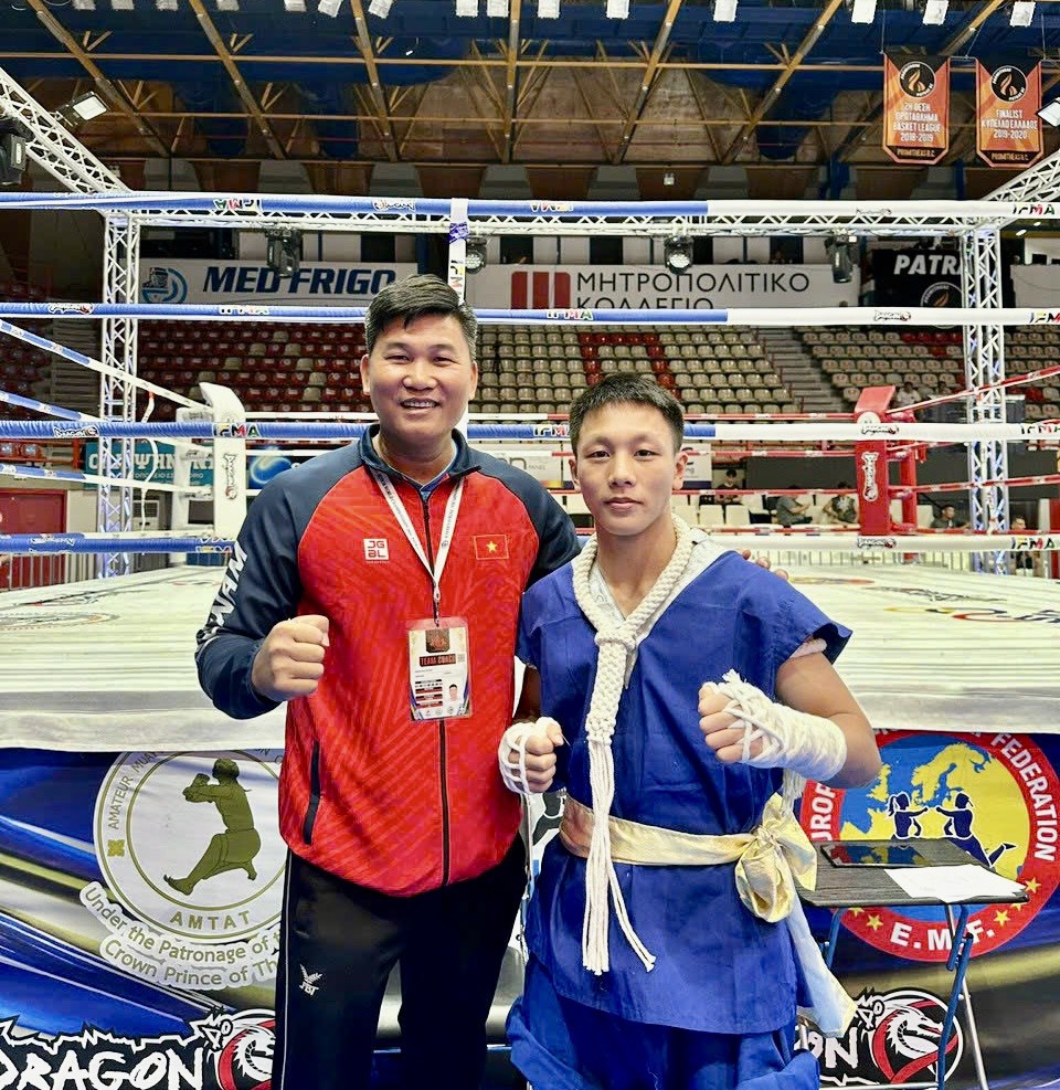Võ sĩ Nguyễn Hoàng Minh và ông Bùi Huỳnh Giang HLV đội tuyển muay Bà Rịa - Vũng Tàu tham dự giải vô địch Muay thế giới năm 2024.