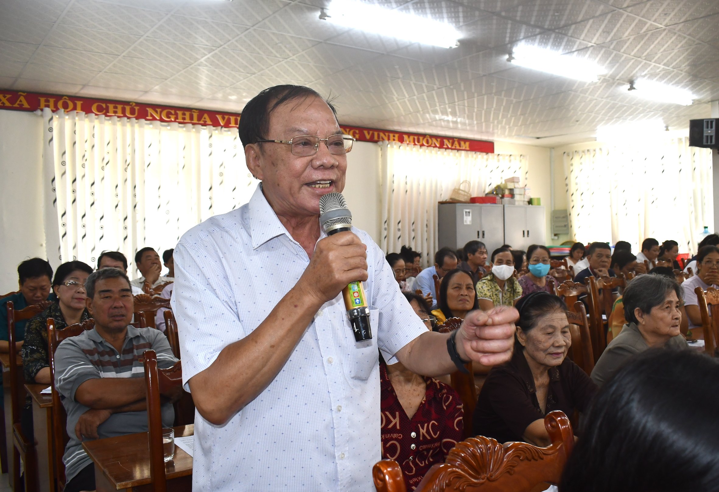 Cử tri Nguyễn Ngọc Nguyện (trú phường 3, TP.Vũng Tàu) phản ánh tình trạng cơ quan nhà nước đã di dời quaa Trung tâm Hành chính tỉnh đã lâu nhưng trụ sở tại từ TP. Vũng Tàu bỏ không nhiều năm, gây lãng phí. Ảnh: HUYỀN TRANG.